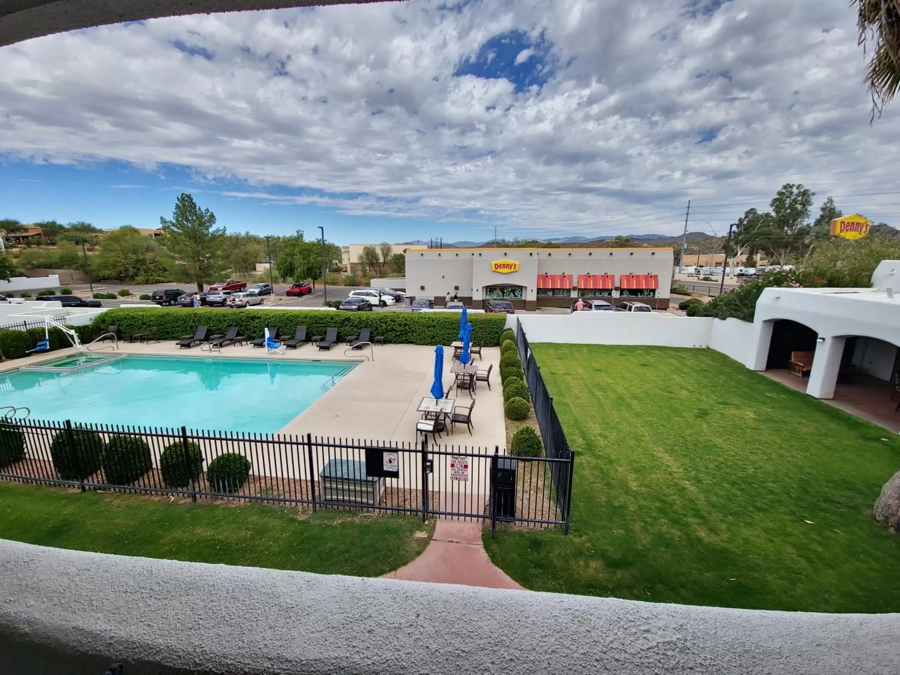 Garden in Los Viajeros Inn