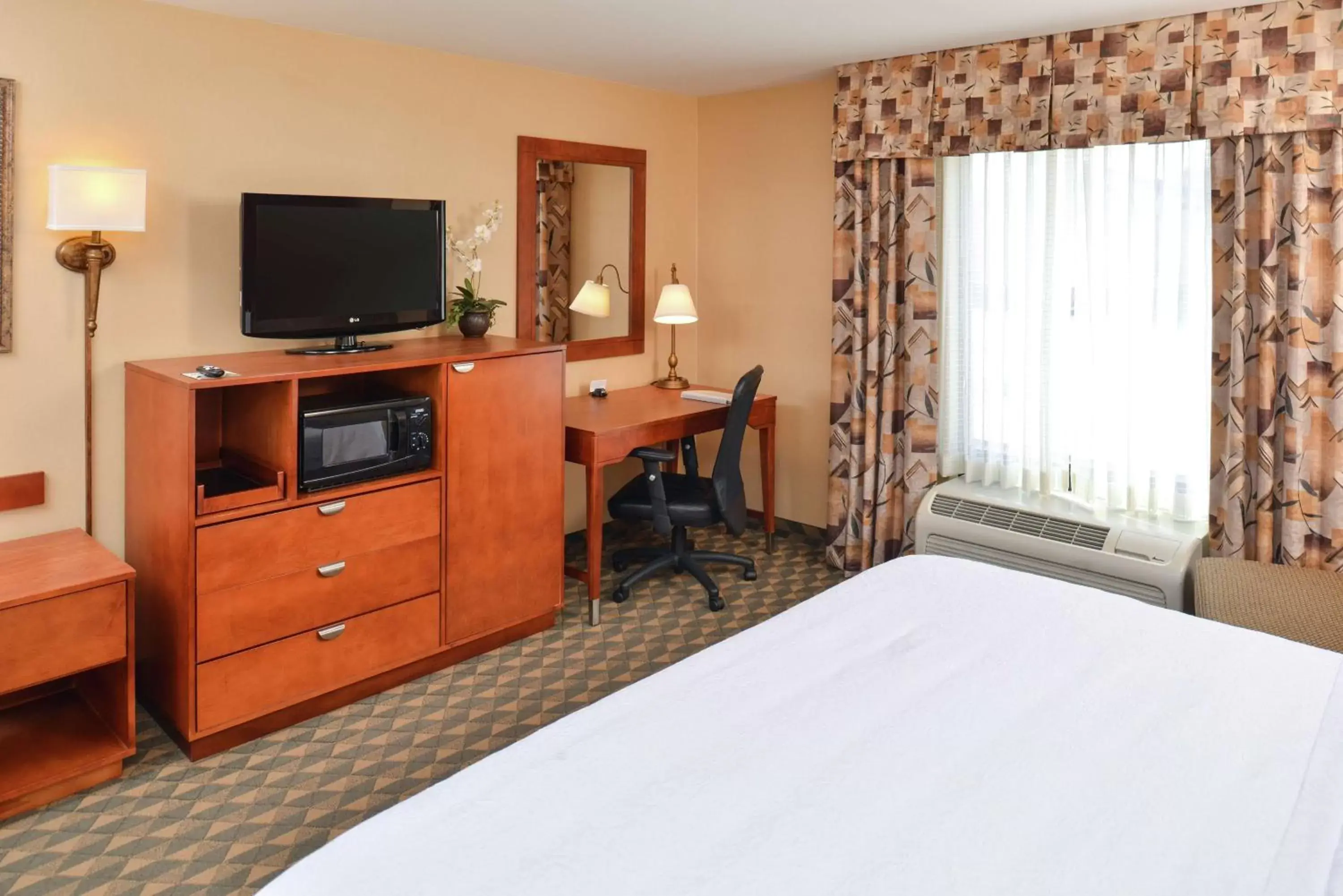 Bedroom, TV/Entertainment Center in Hampton Inn Harrison