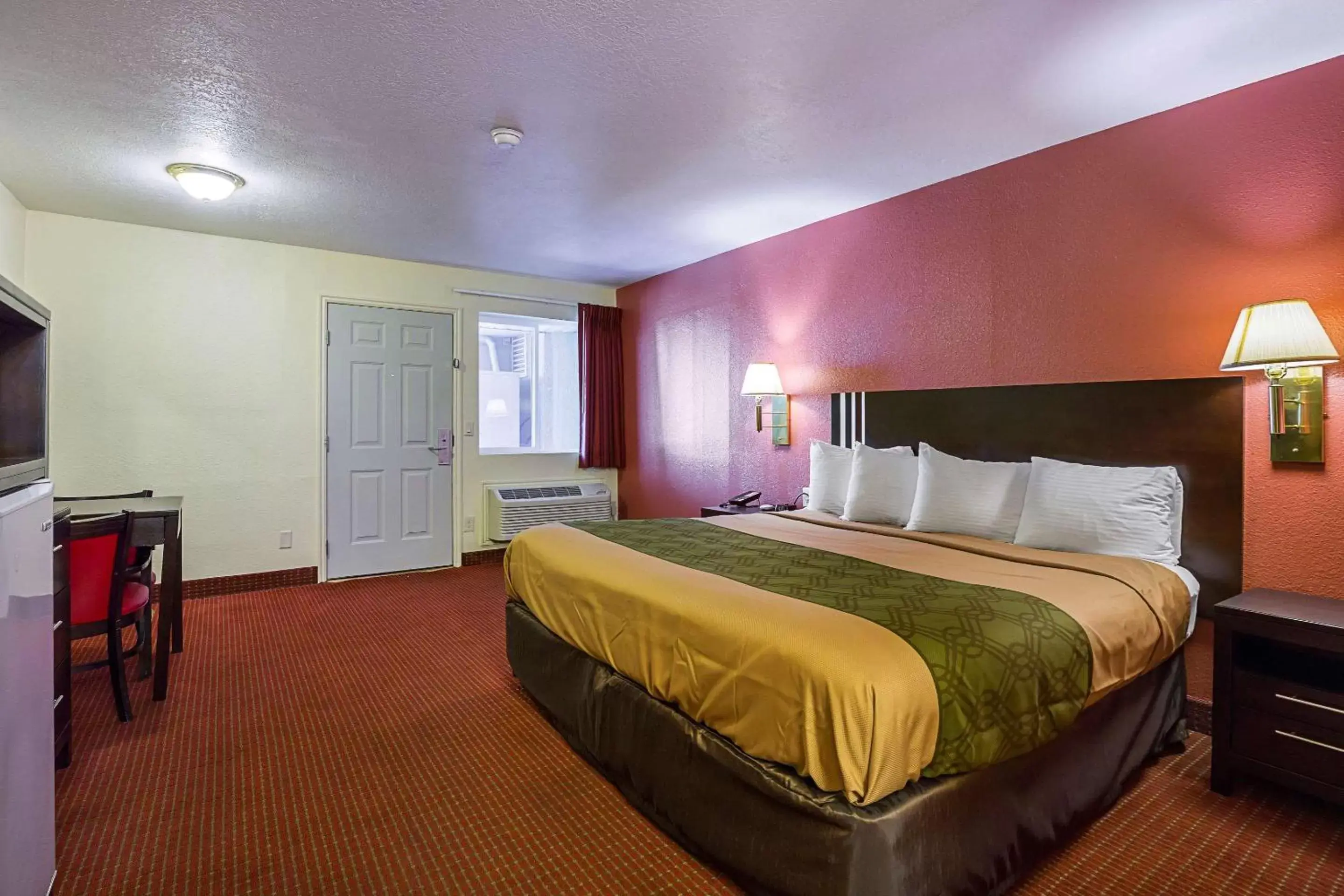 Photo of the whole room, Bed in Econo Lodge Hurricane - Zion National Park Area