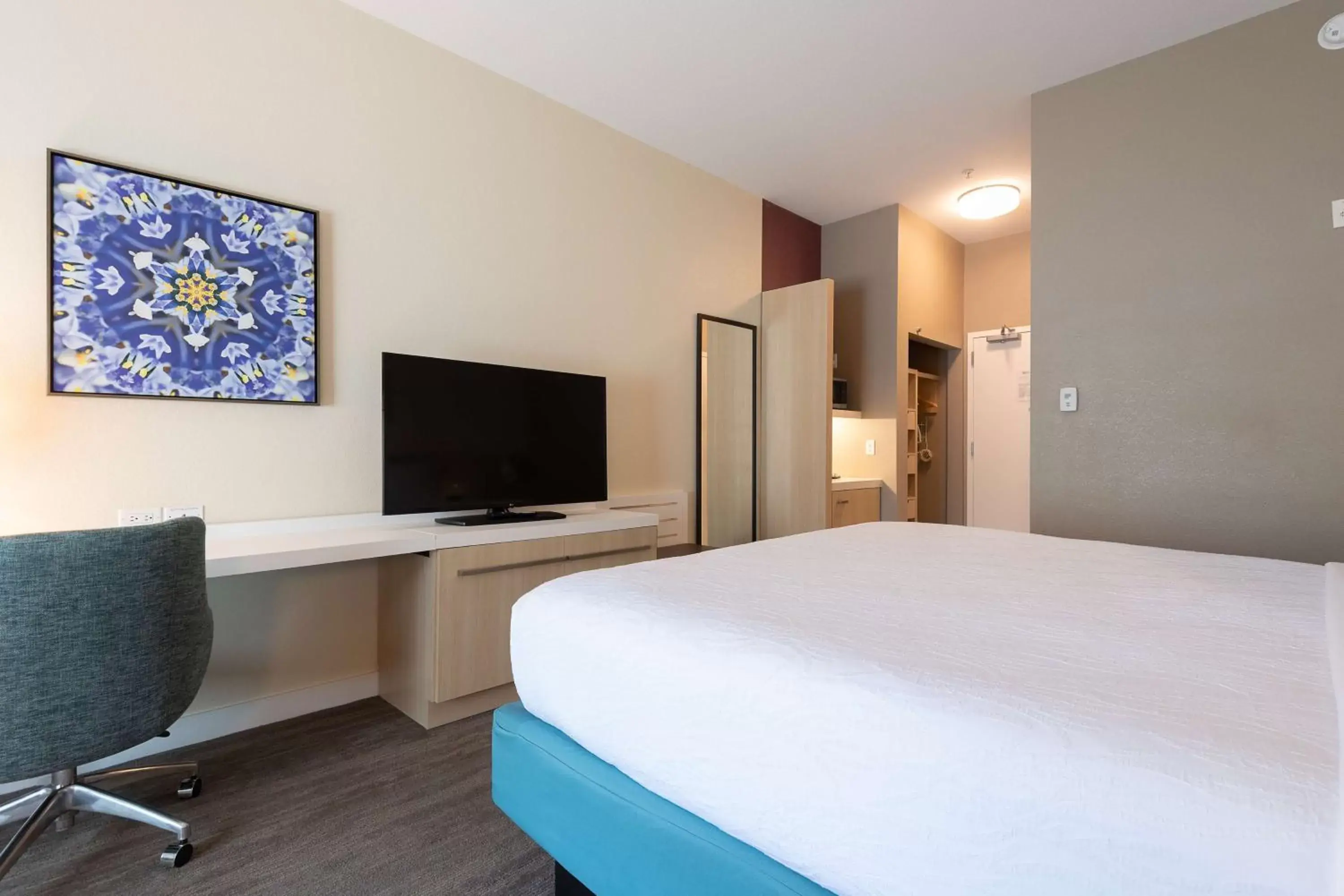 Bedroom, TV/Entertainment Center in Hilton Garden Inn Calabasas