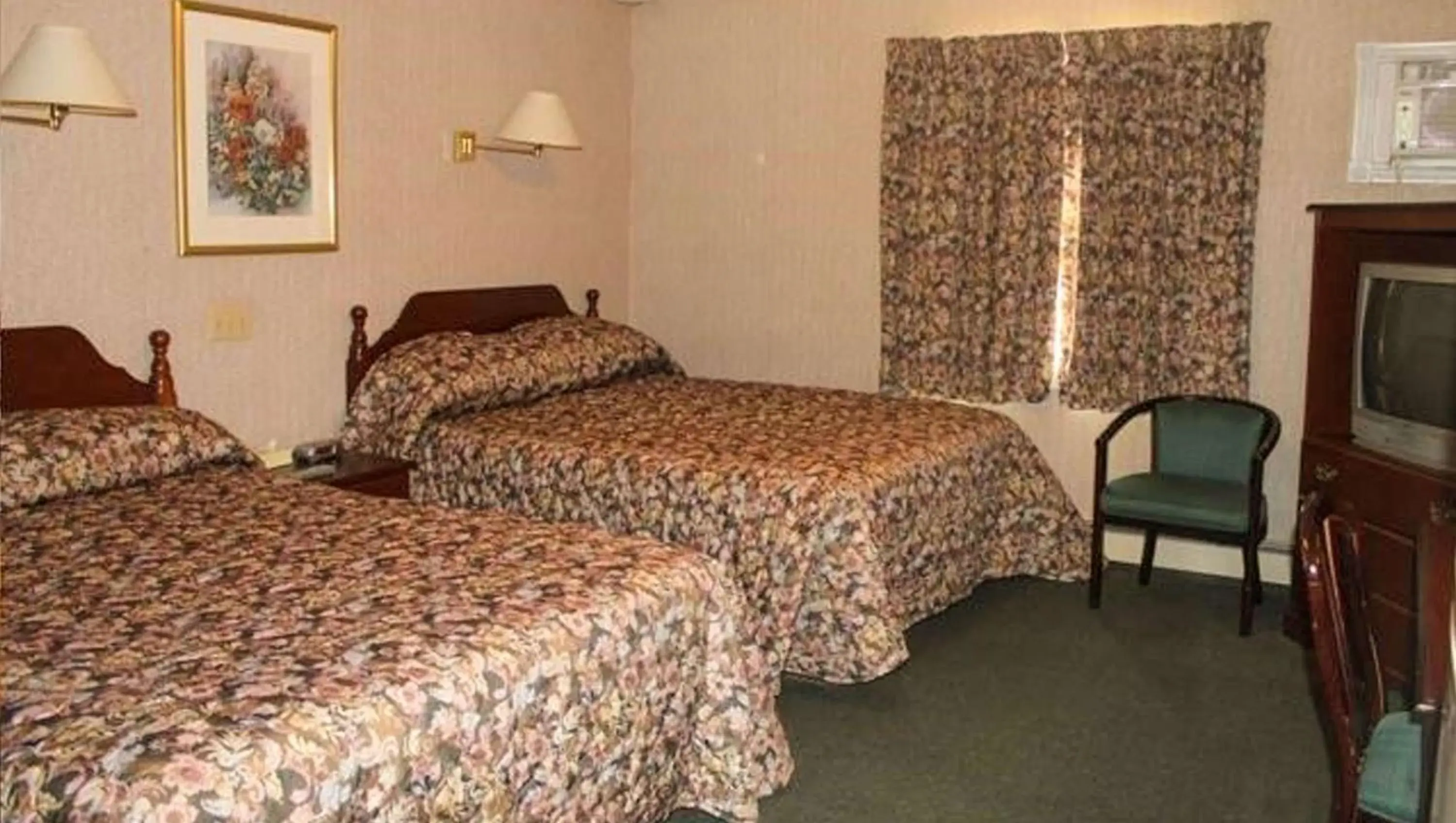 Photo of the whole room, Bed in Traveller's Inn Prince Edward Island