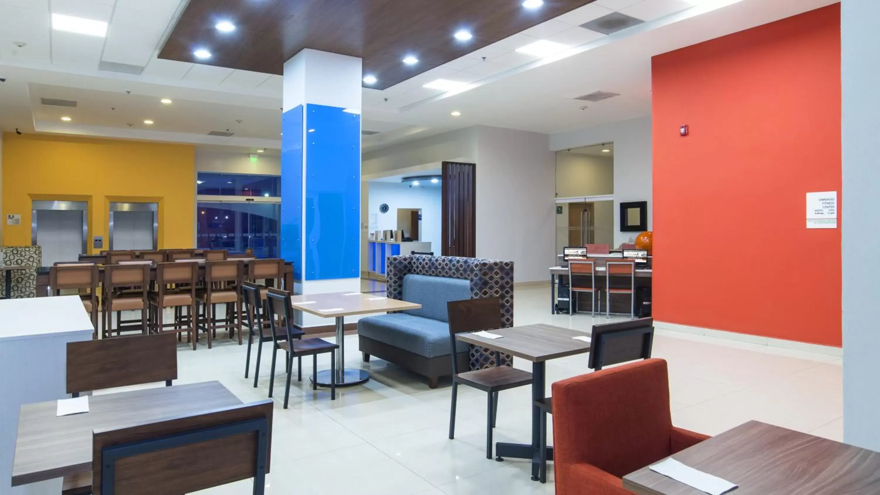 Breakfast, Lounge/Bar in Holiday Inn Express Manzanillo, an IHG Hotel