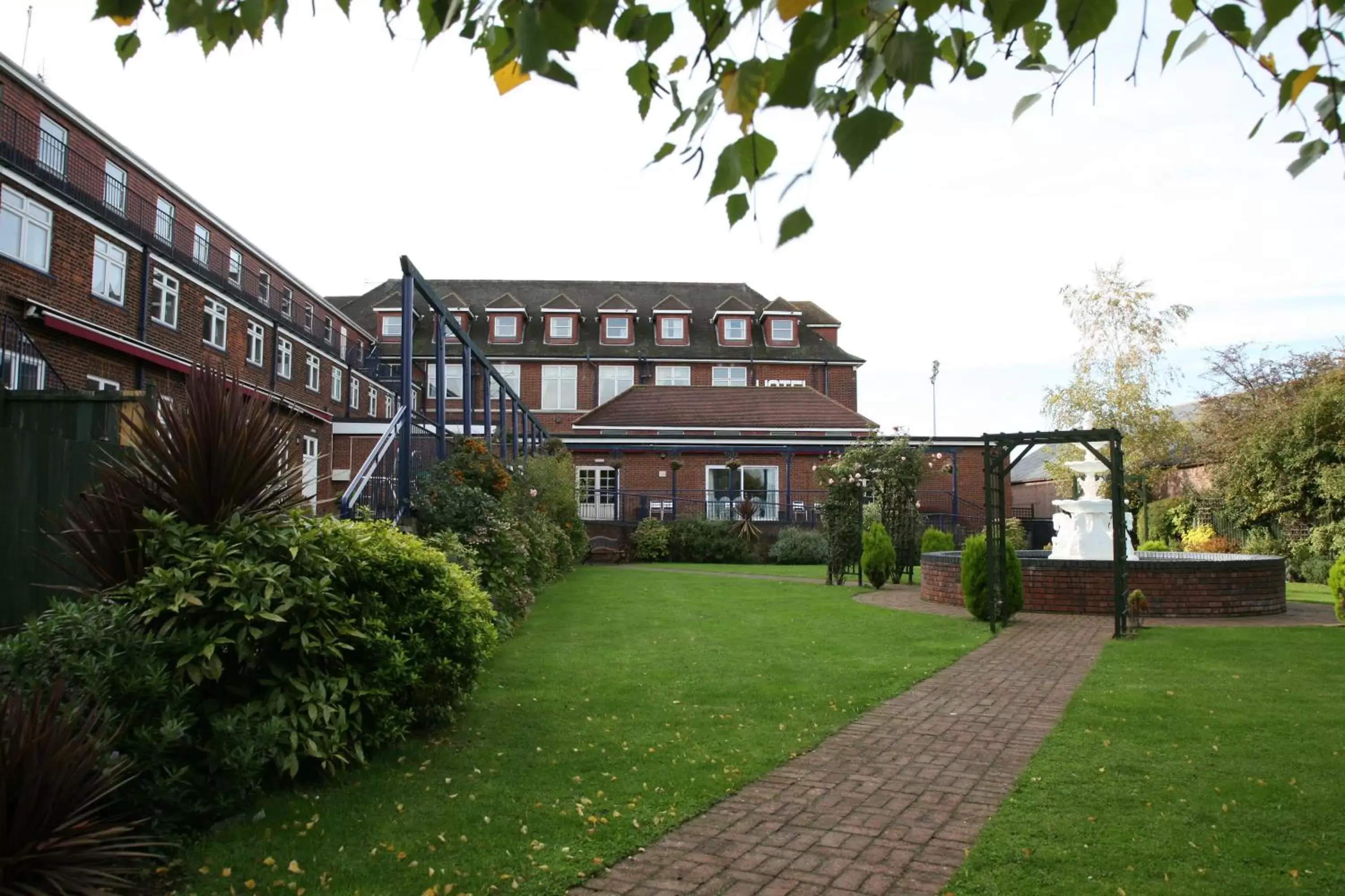 Facade/entrance, Property Building in Best Western Thurrock Hotel