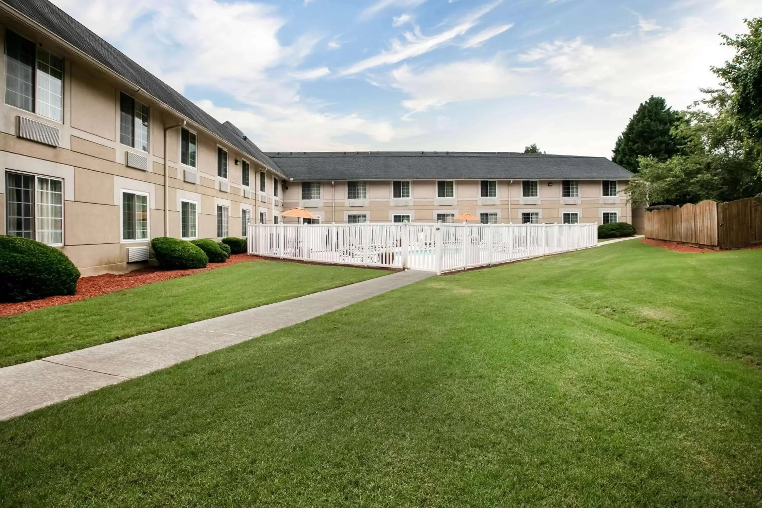 Property building in Baymont Inn & Suites Braselton Property building in Baymont Inn & Suites Braselton