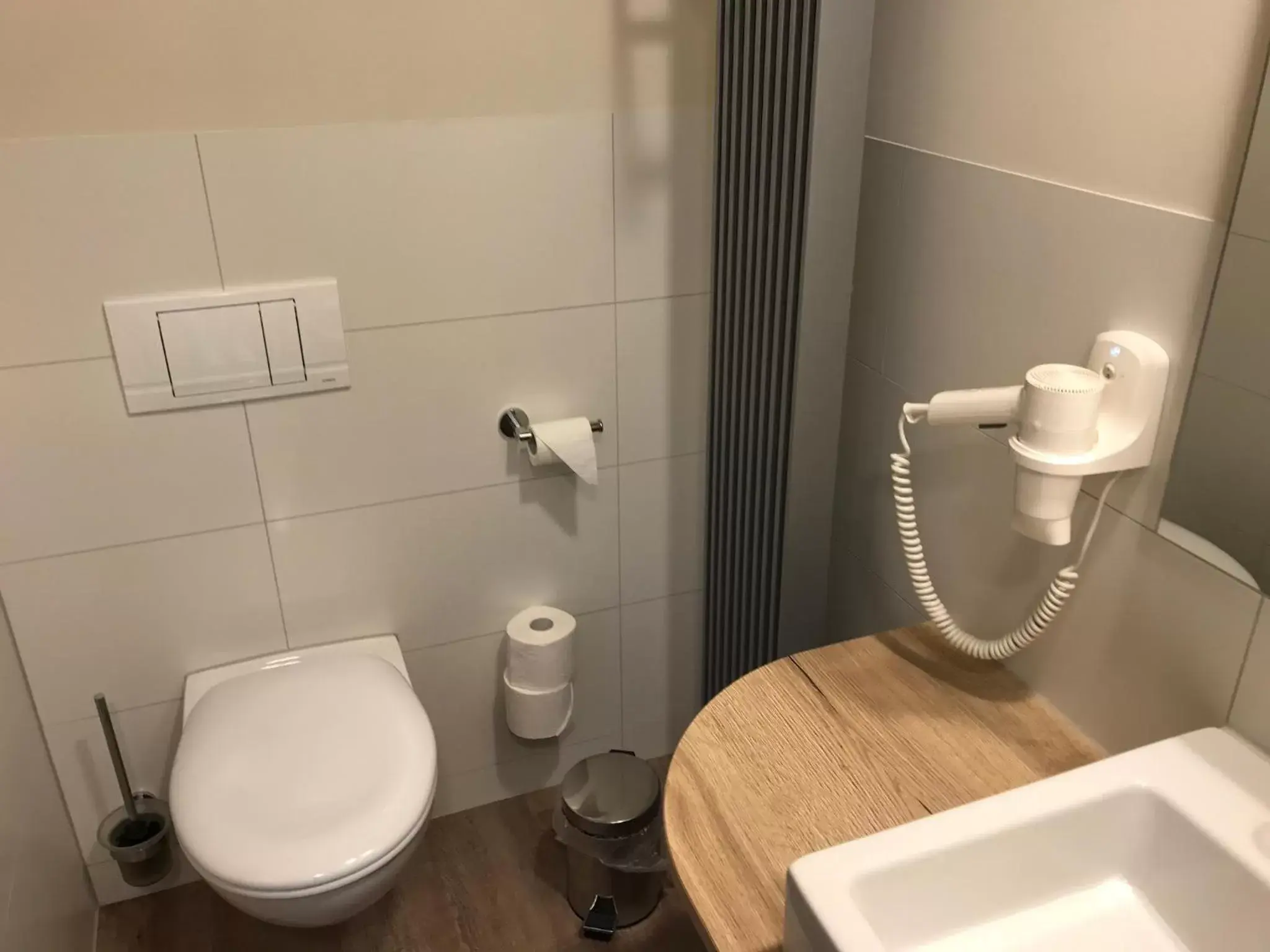 Toilet, Bathroom in Hotel in der Mühle