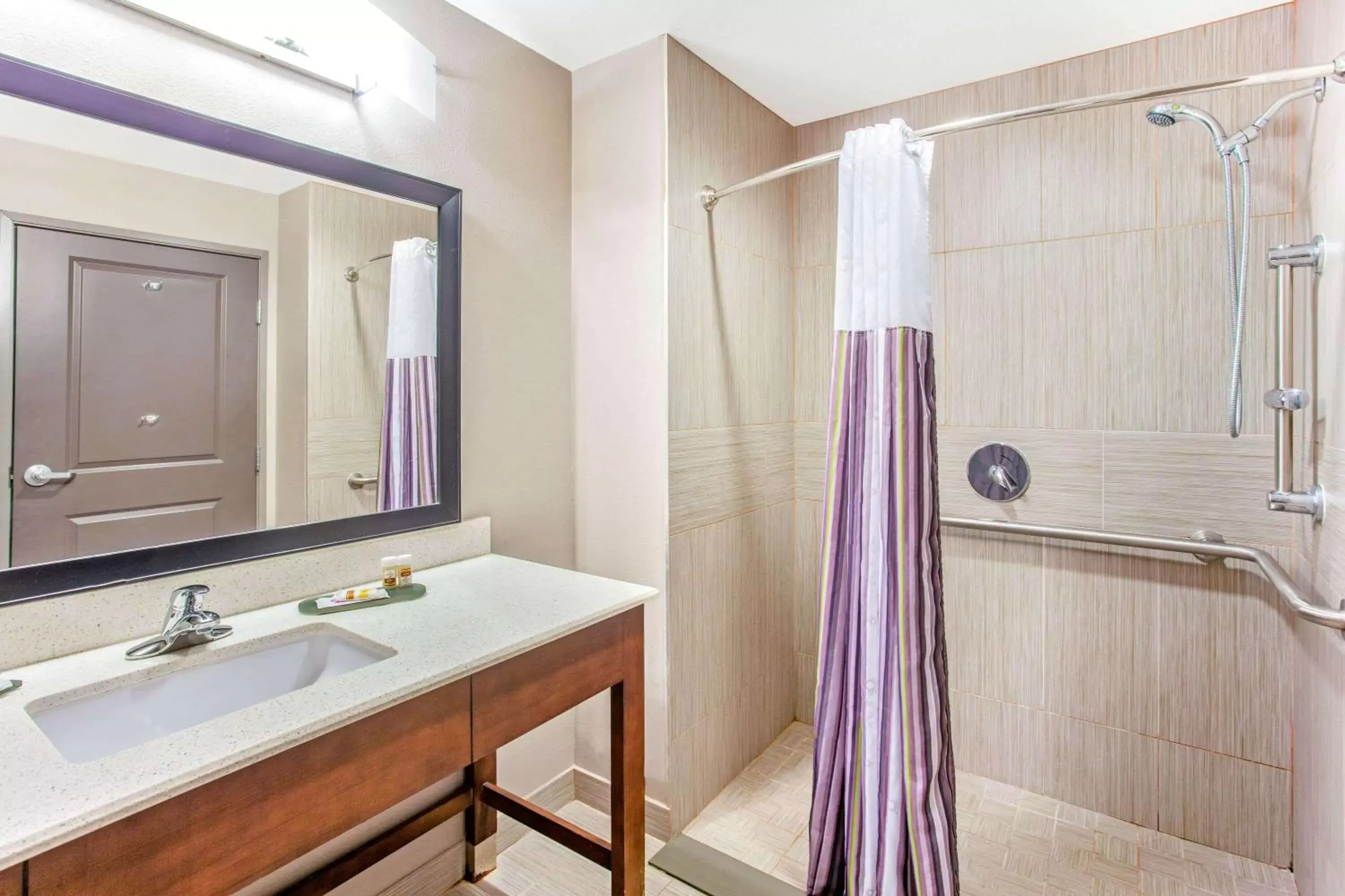 Shower, Bathroom in La Quinta by Wyndham Gonzales TX