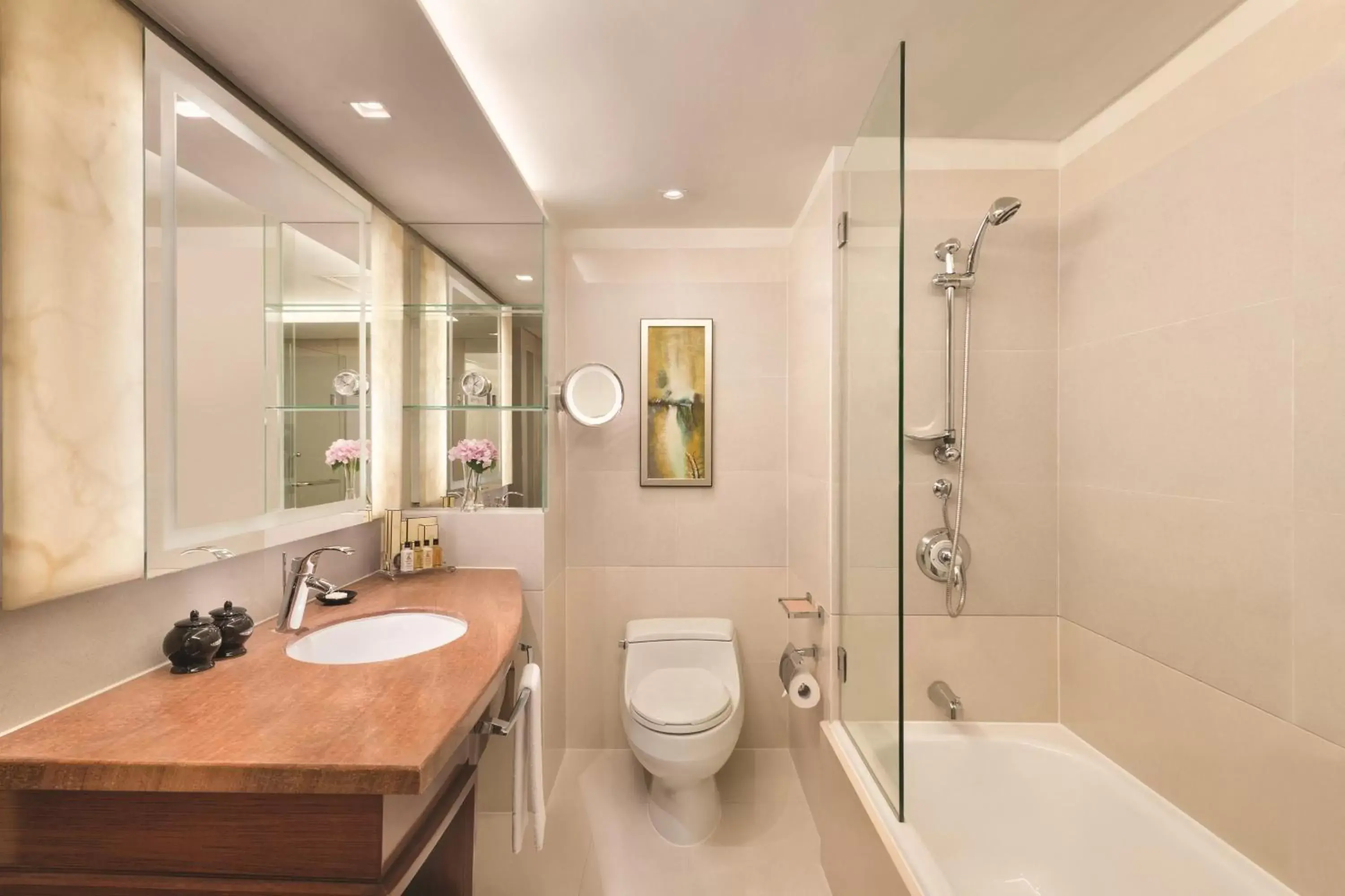 Toilet in Shangri-La Shenzhen - Nearby Luohu Border, Outdoor Swimming Pool Toilet in Shangri-La Shenzhen - Nearby Luohu Border, Outdoor Swimming Pool