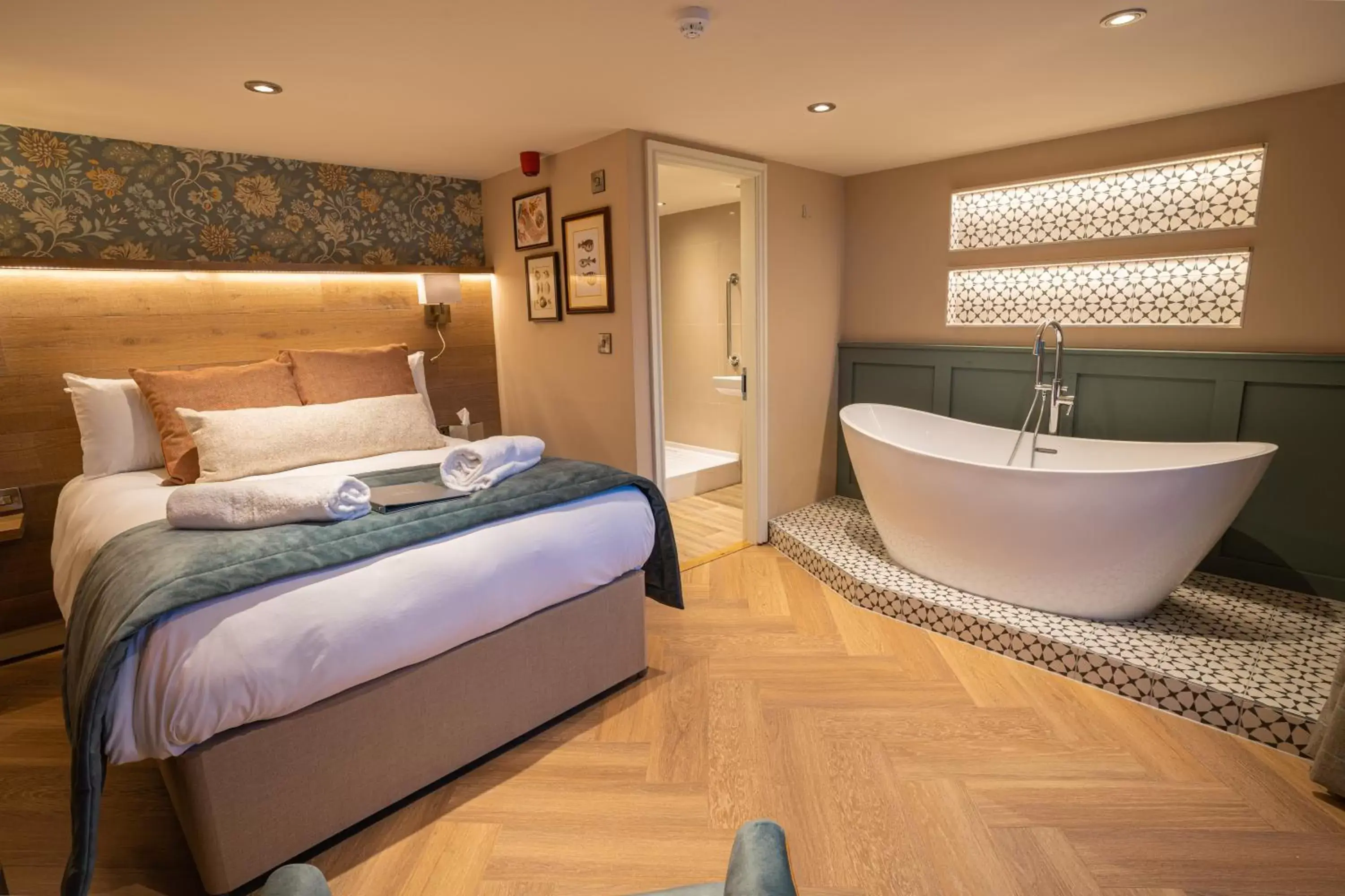 Bed, Bathroom in Duke of York
