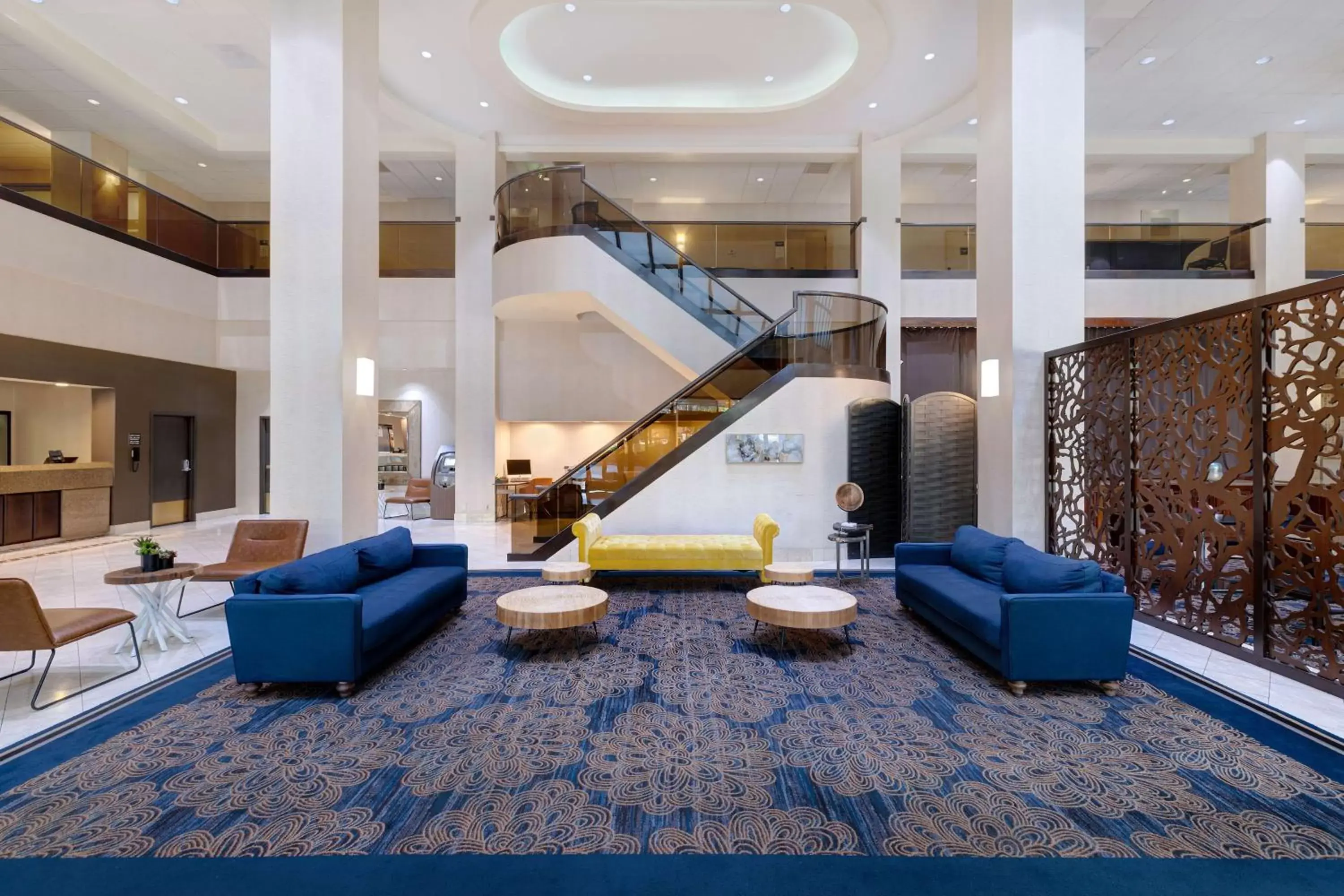 Lobby or reception in Embassy Suites by Hilton Santa Clara Silicon Valley
