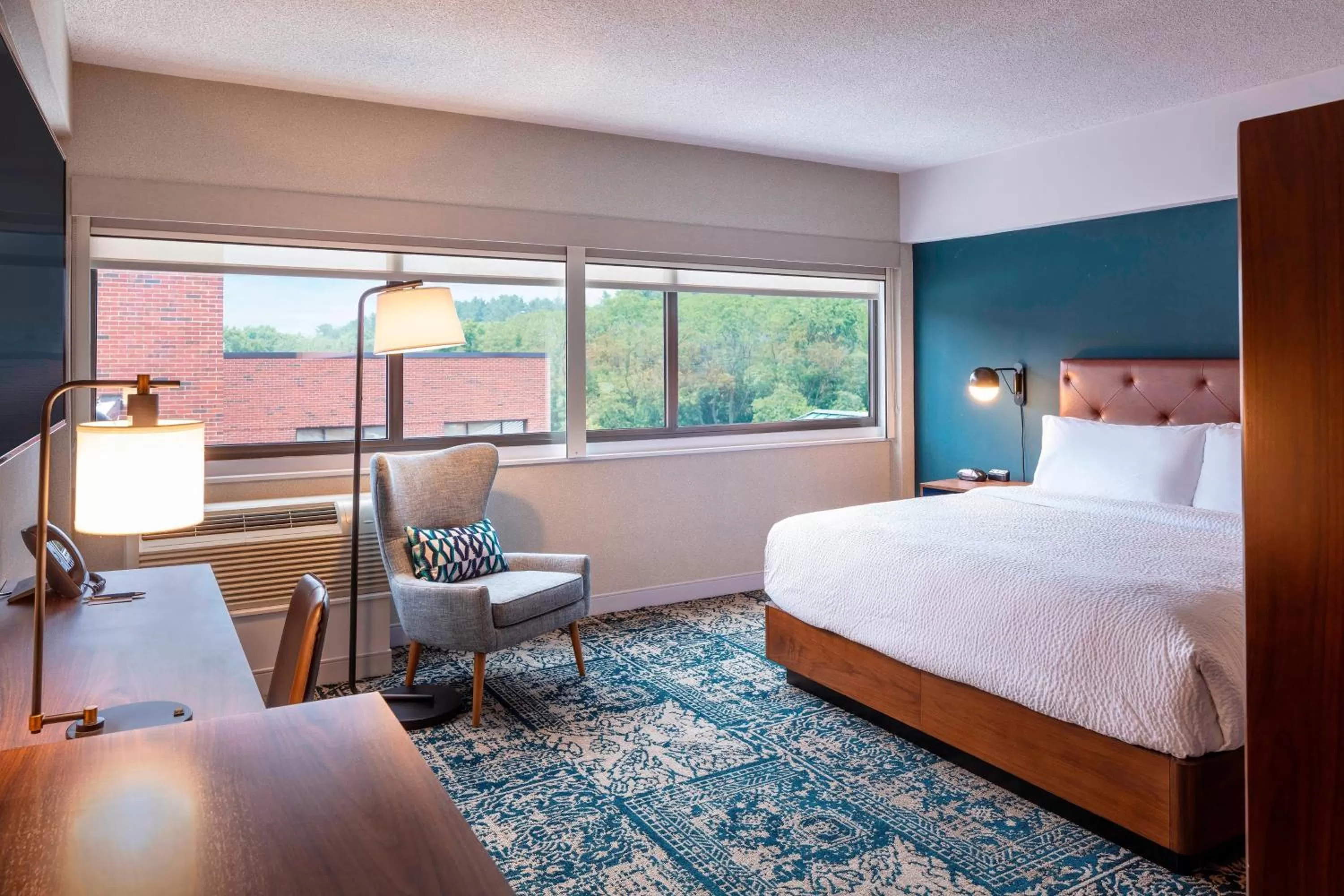 Photo of the whole room, Bed in Four Points by Sheraton Norwood Conference Center