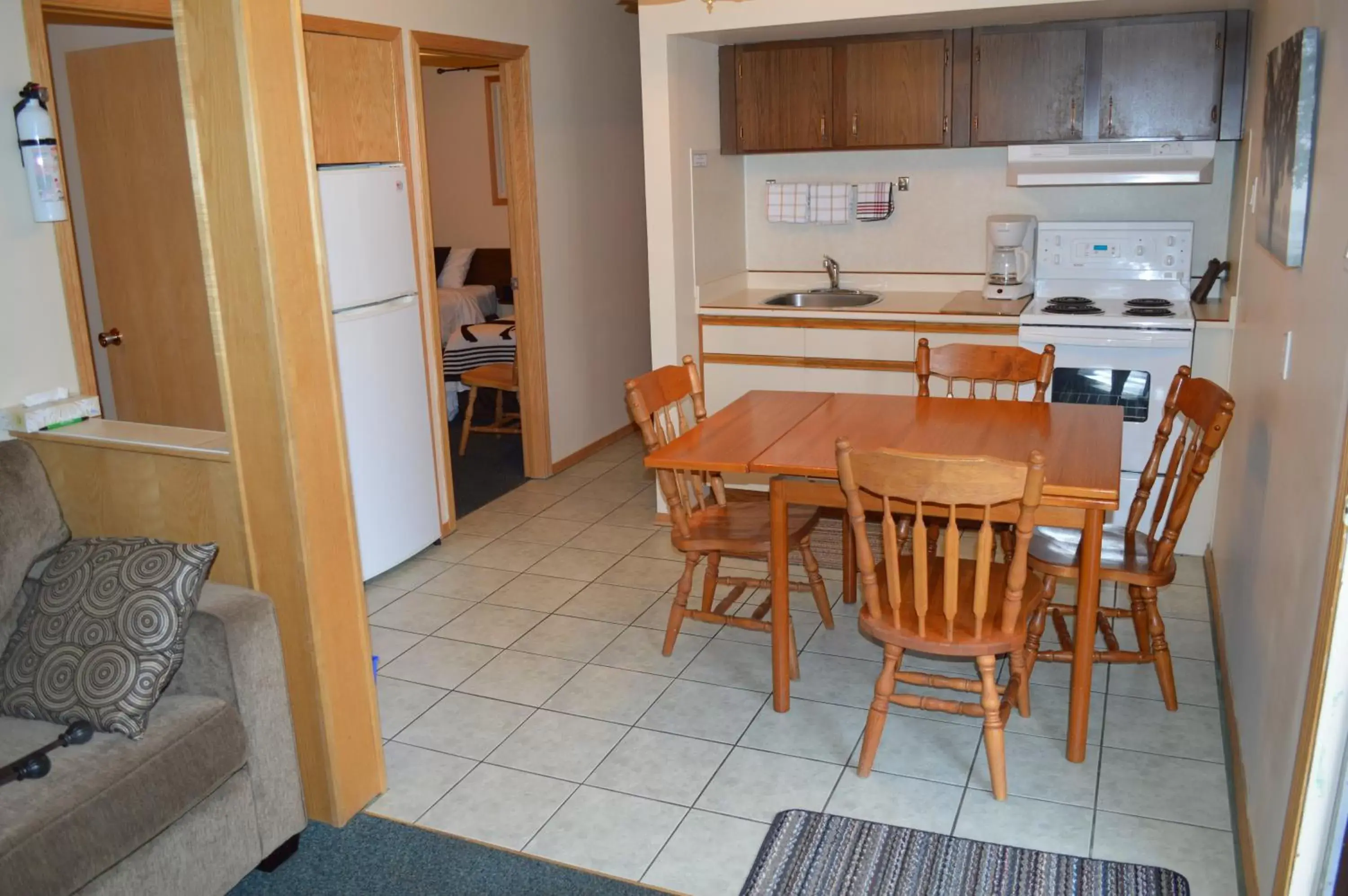 Dining area, Kitchen/Kitchenette in Motel Tyrol