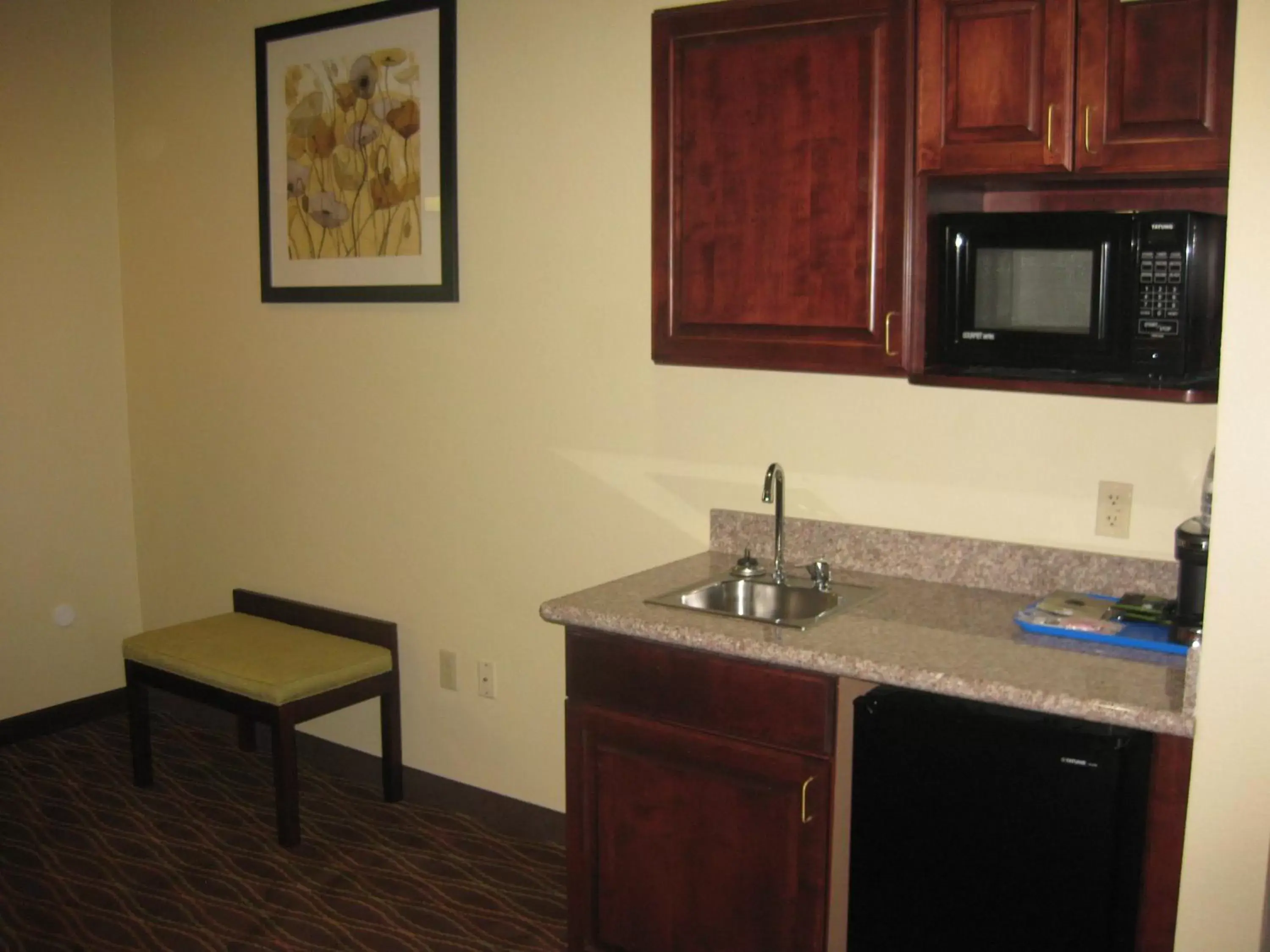 Kitchen or kitchenette, Kitchen/Kitchenette in Best Western Plus Springfield Airport Inn