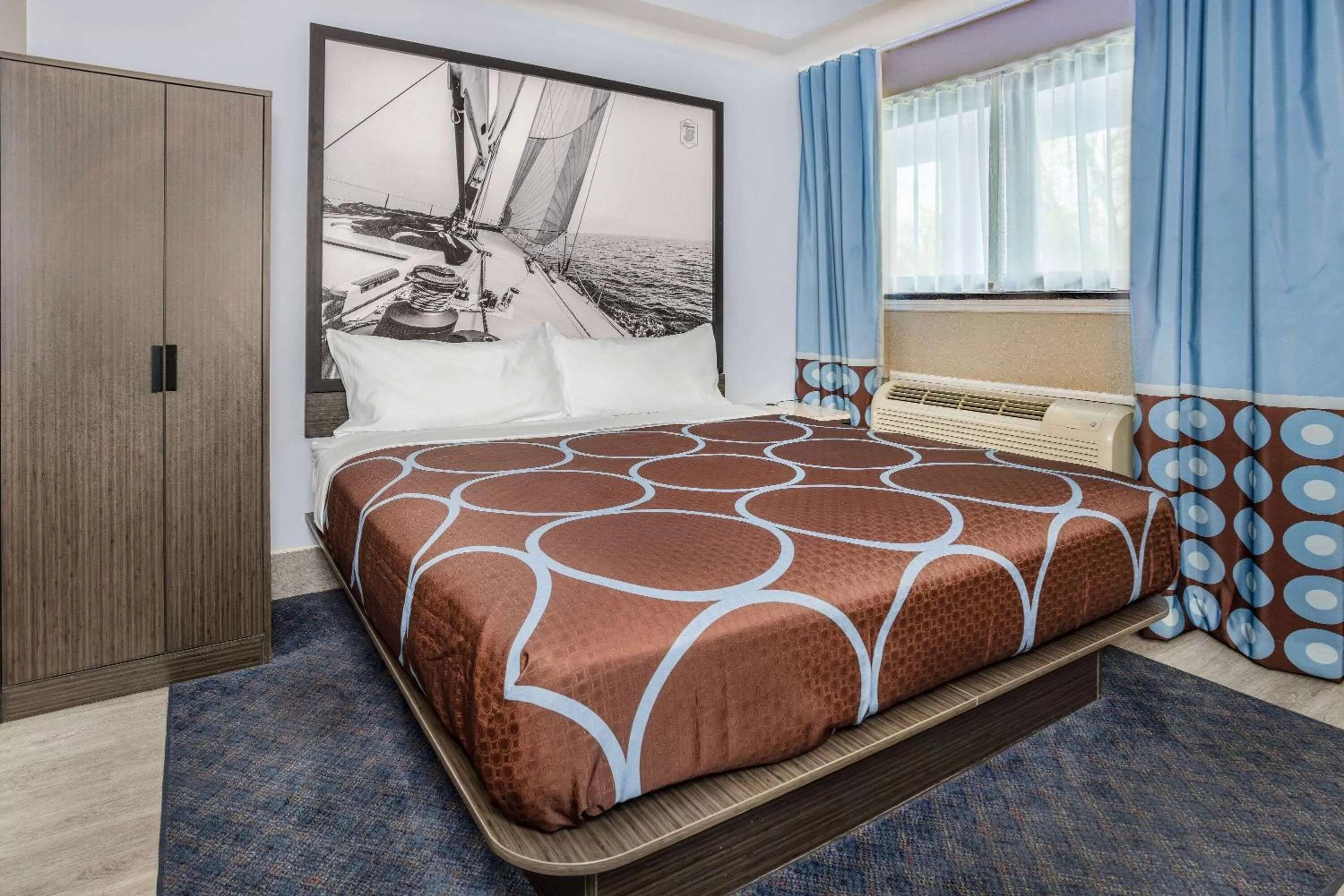 Photo of the whole room, Bed in Super 8 by Wyndham Lindenhurst