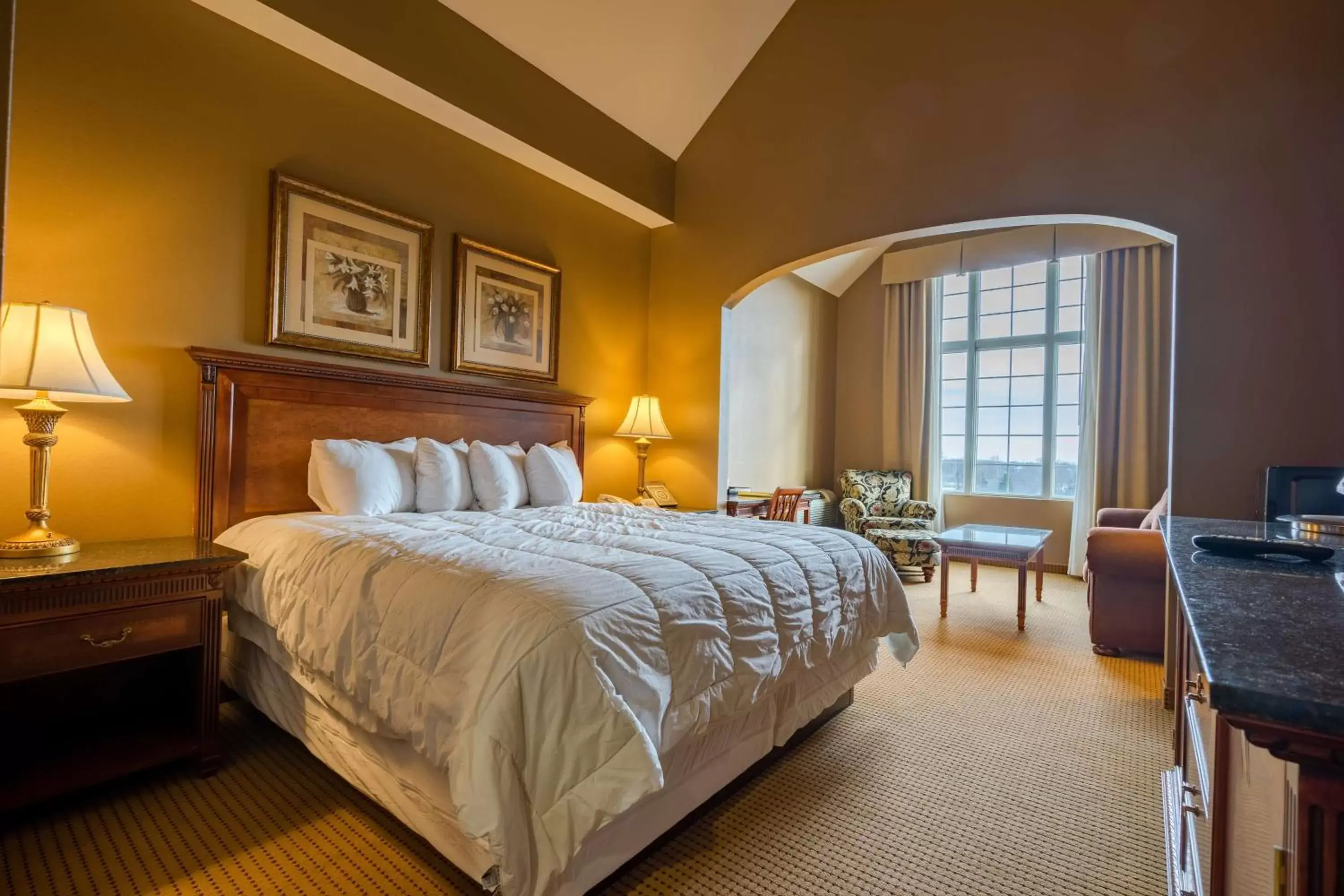 Seating area, Bed in The Wildwood Hotel