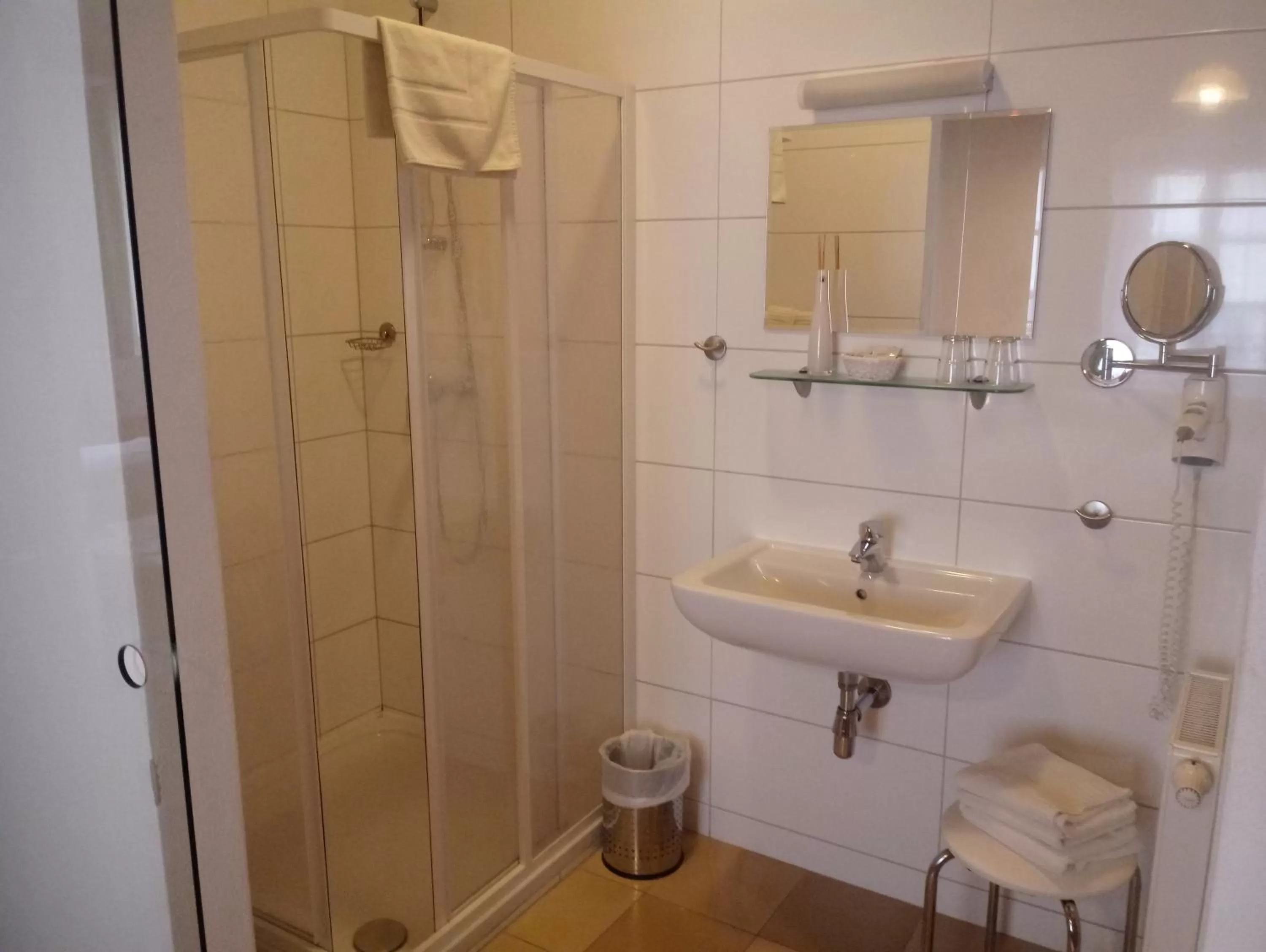 Shower in Hotel Eisenhuthaus
