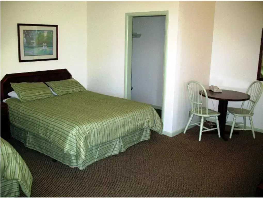 Photo of the whole room, Bed in Golden West Motel