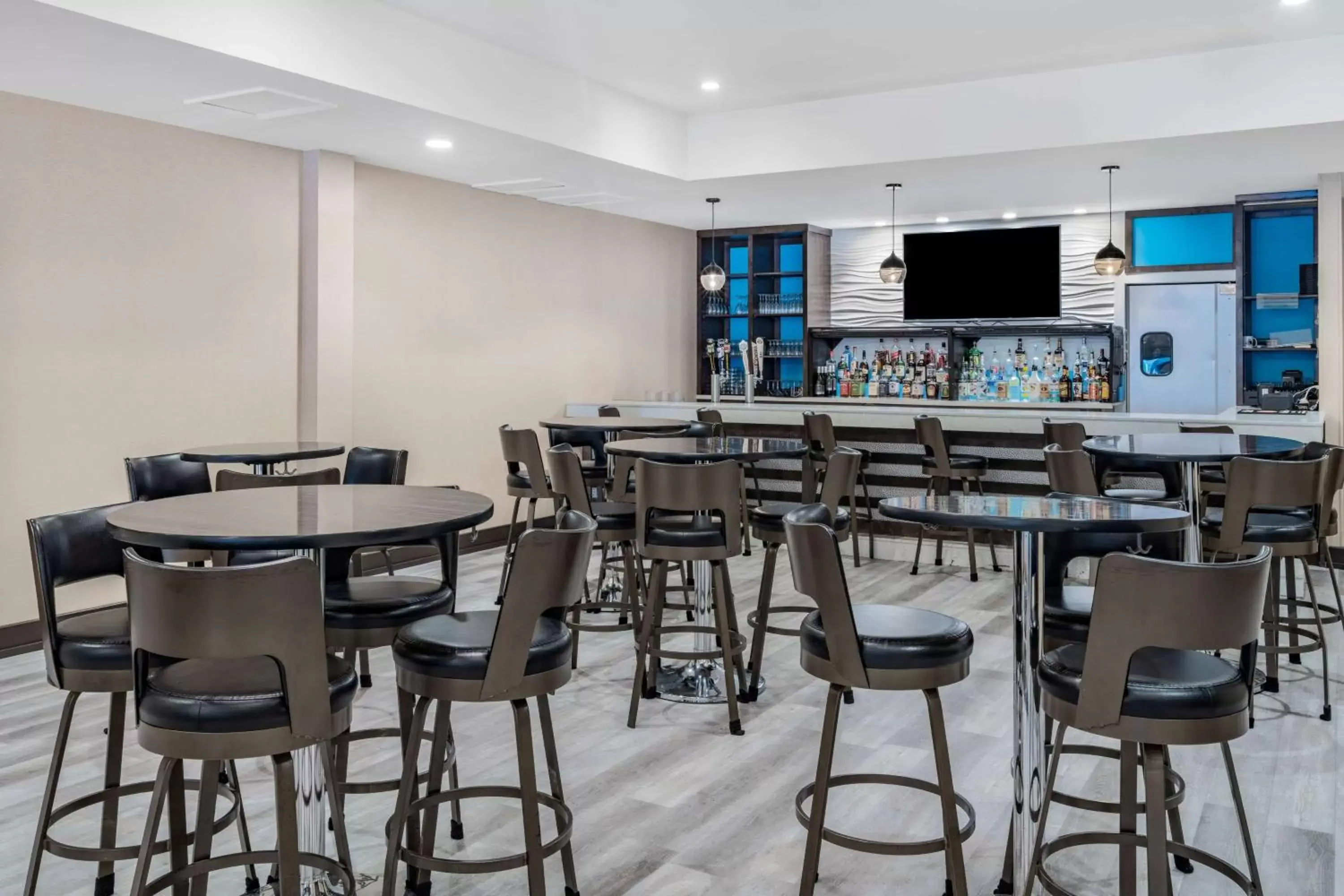 Lounge or bar, Restaurant/Places to Eat in Wyndham Garden Kenosha