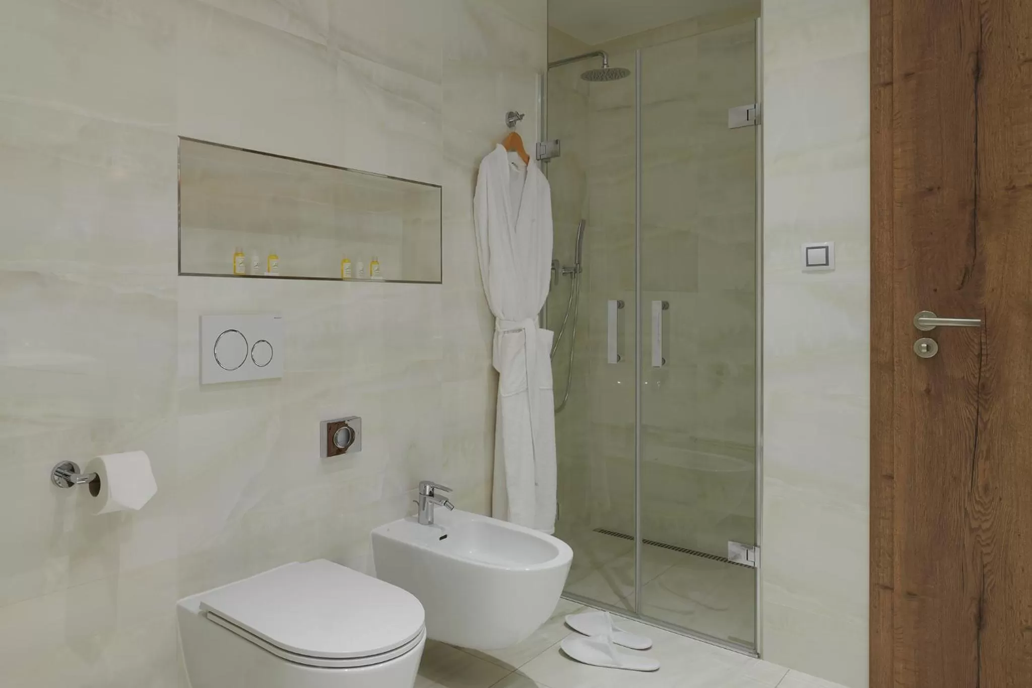 Shower in Hotel Passage