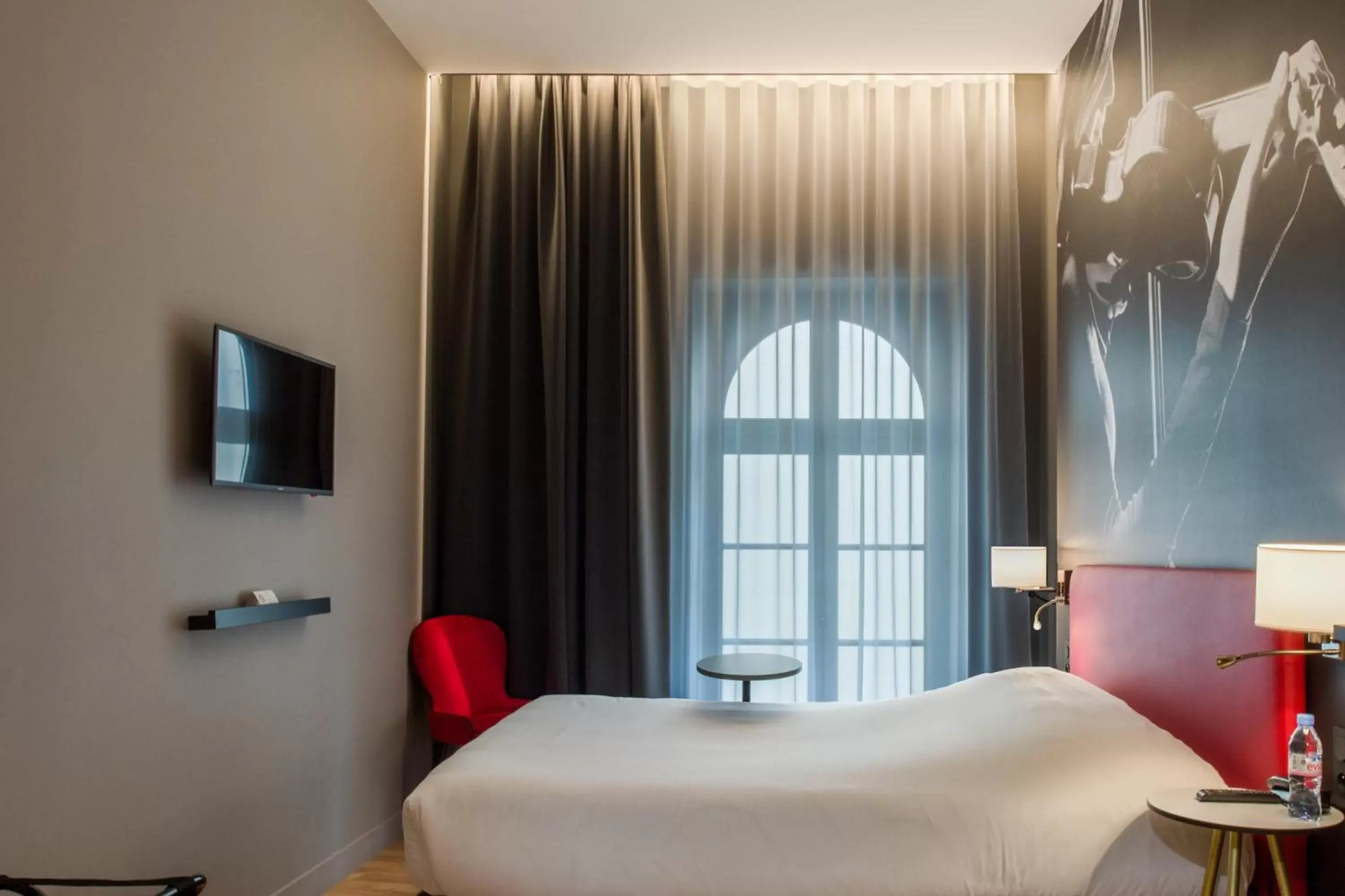 Photo of the whole room, Bed in Ibis Styles Toulouse Capitole