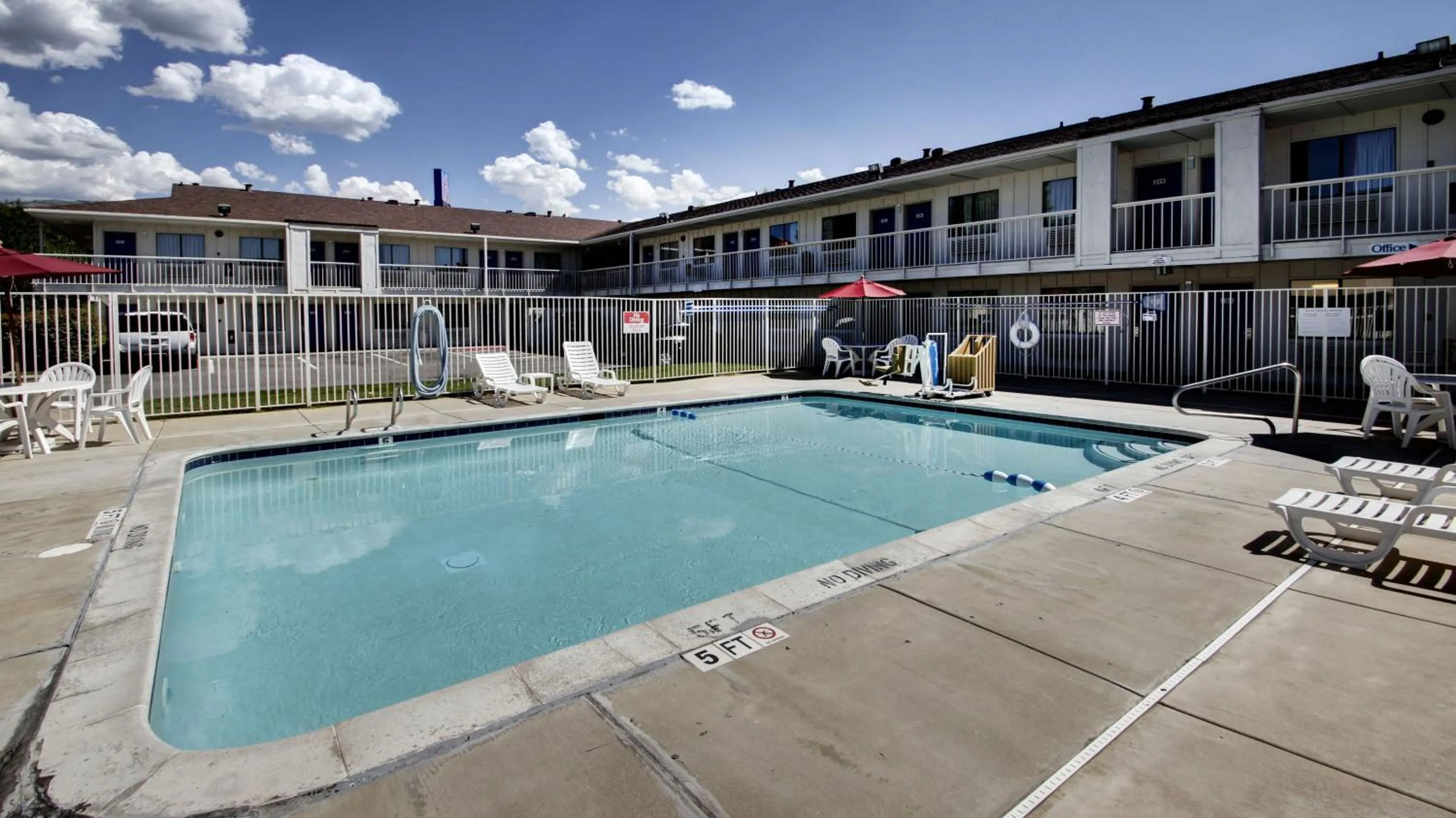 Swimming pool in Motel 6-Woods Cross, UT - Salt Lake City - North
