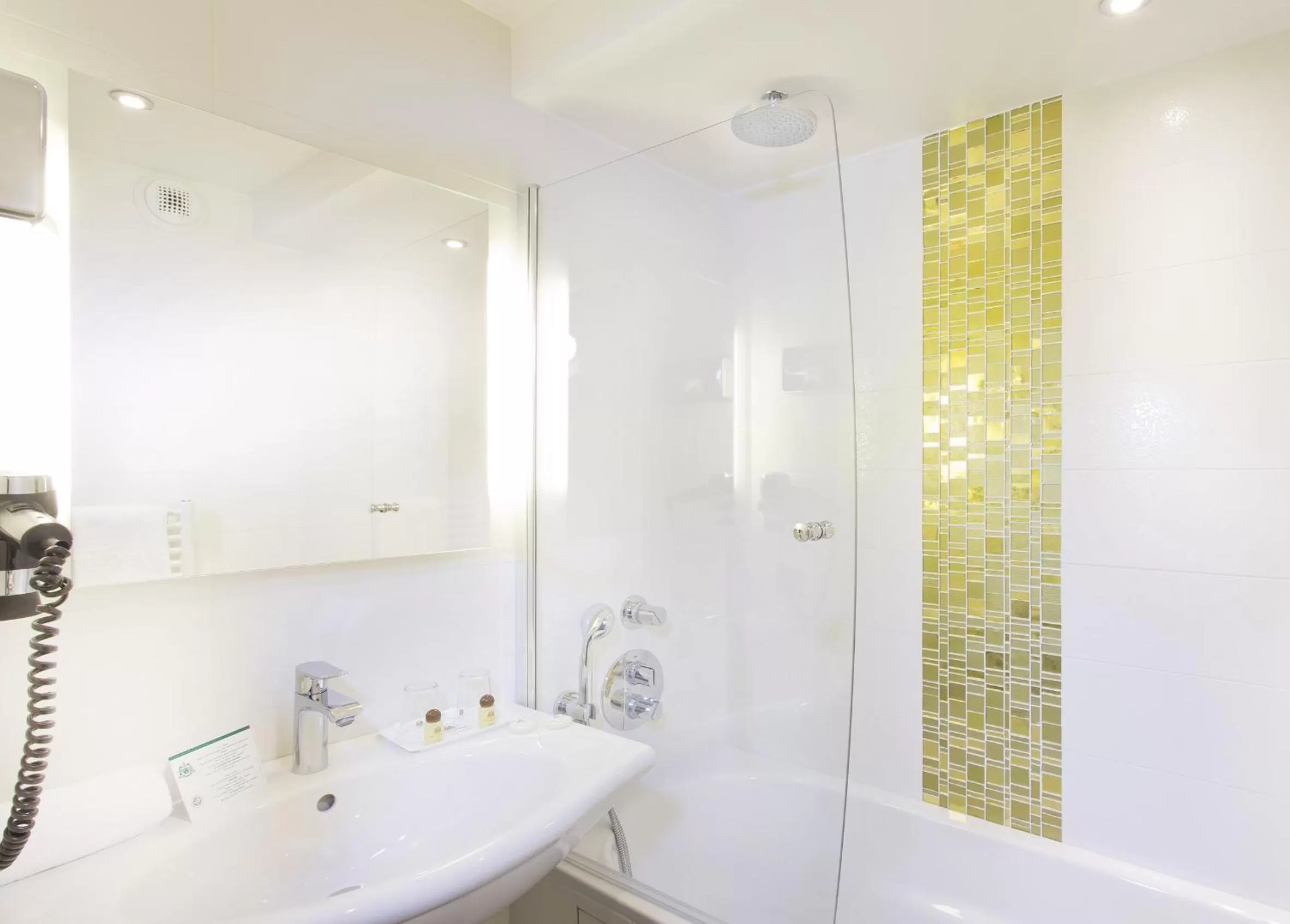 Bathroom in Hôtel Saint-Pétersbourg Opéra & Spa