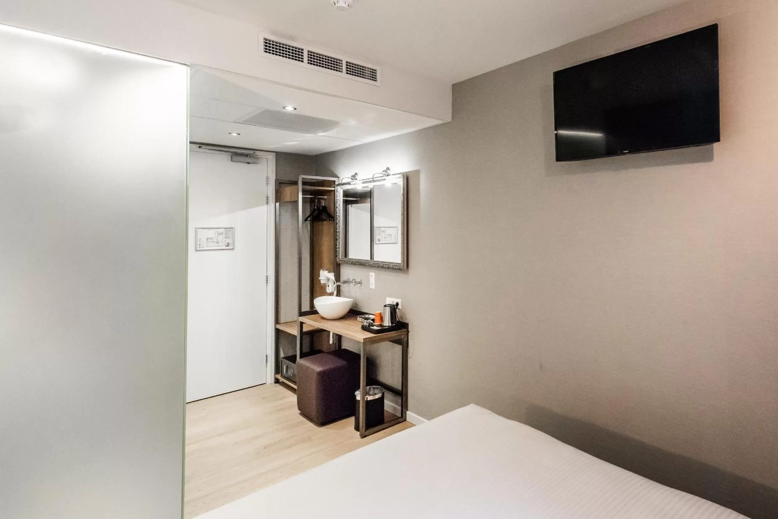 Bedroom, Bed in Melrose Hotel