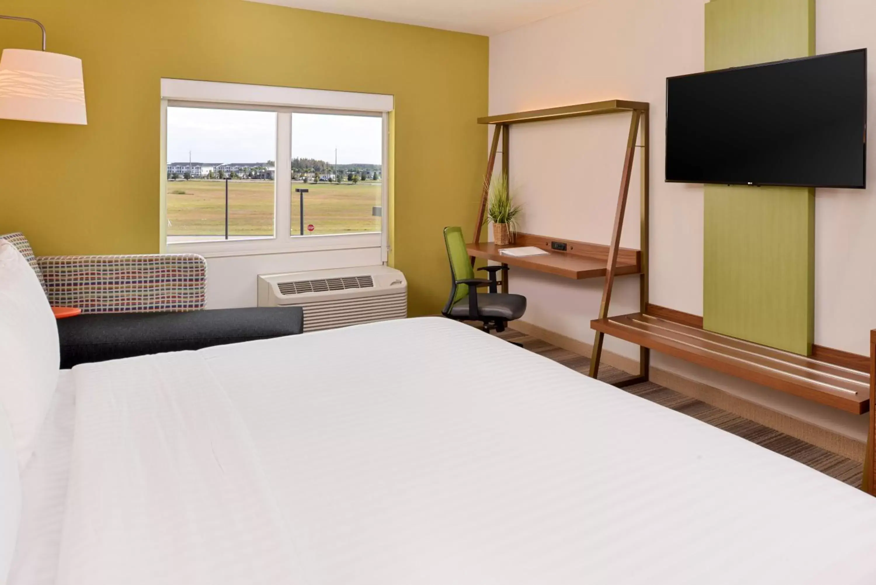 Photo of the whole room, Bed in Holiday Inn Express & Suites Trinity, an IHG Hotel