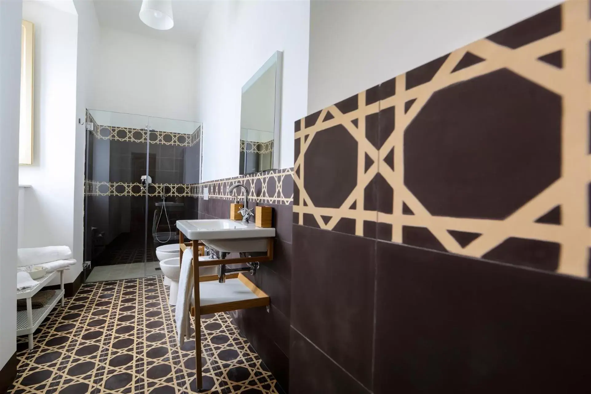 Shower, Seating Area in Villa Polara