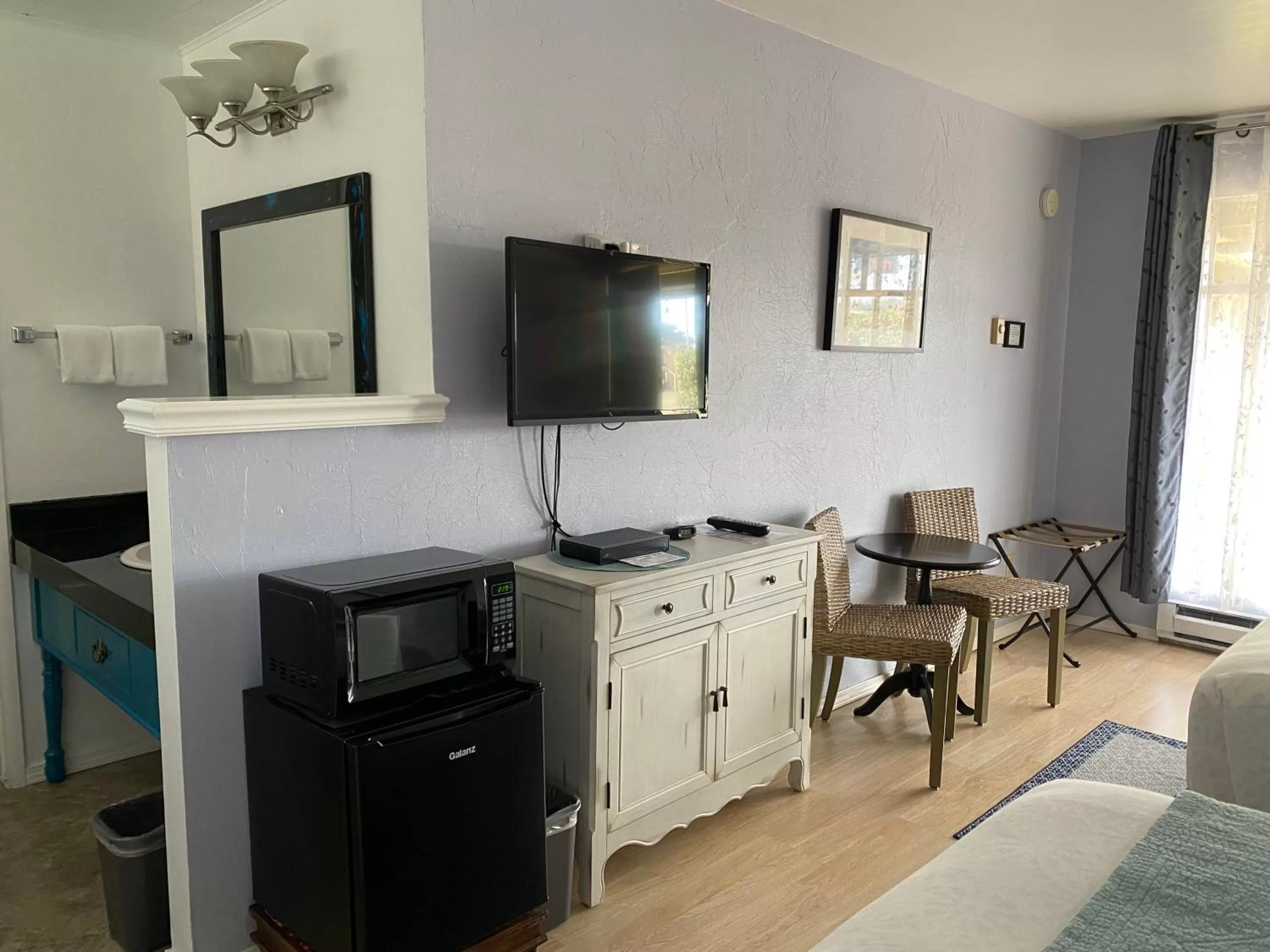 TV and multimedia, TV/Entertainment Center in La Kris Inn