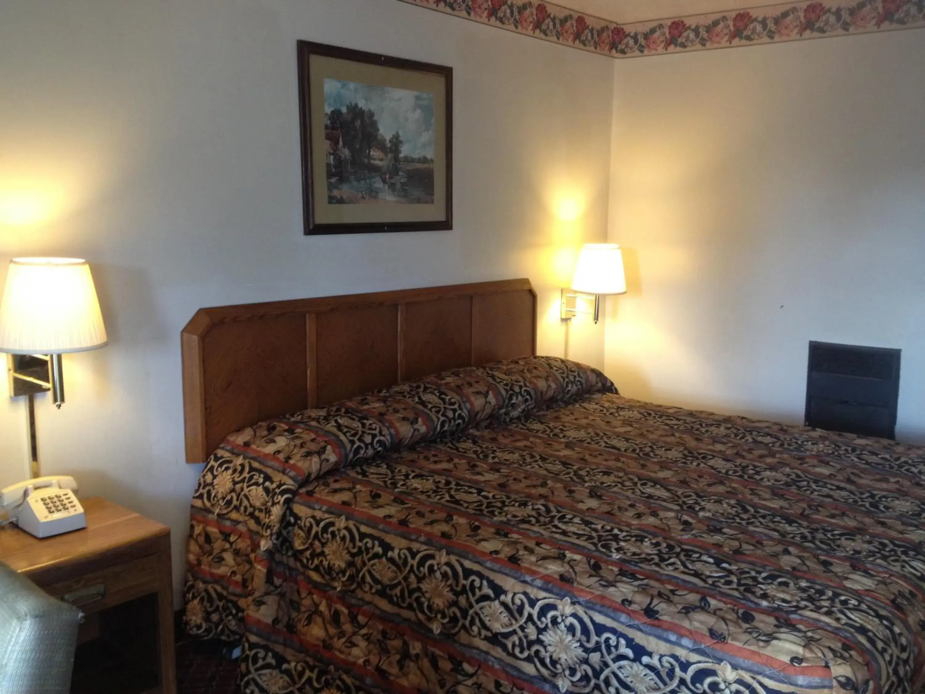 Bed in Battlefield Inn Springfield