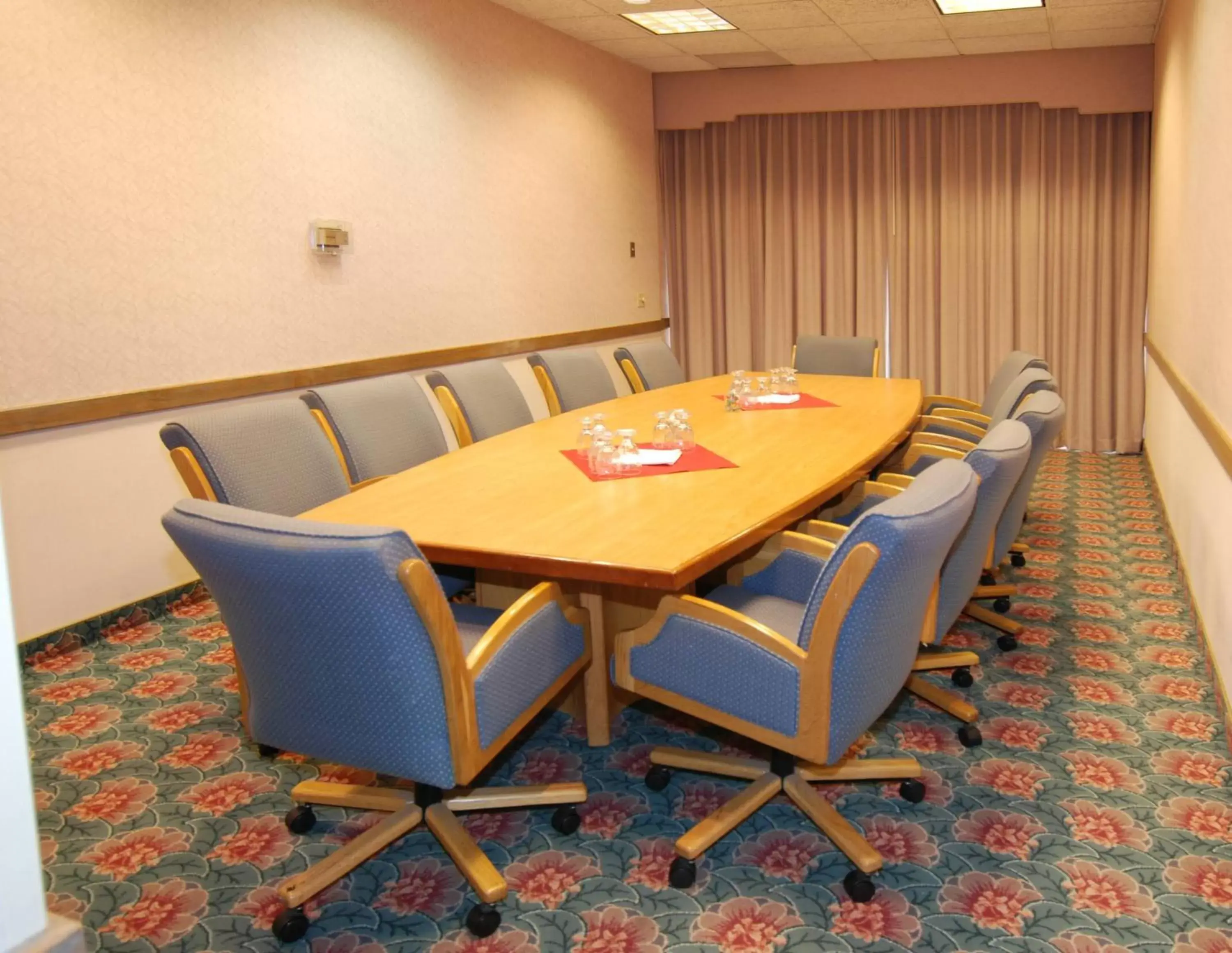 Business facilities in Oakland Airport Executive Hotel
