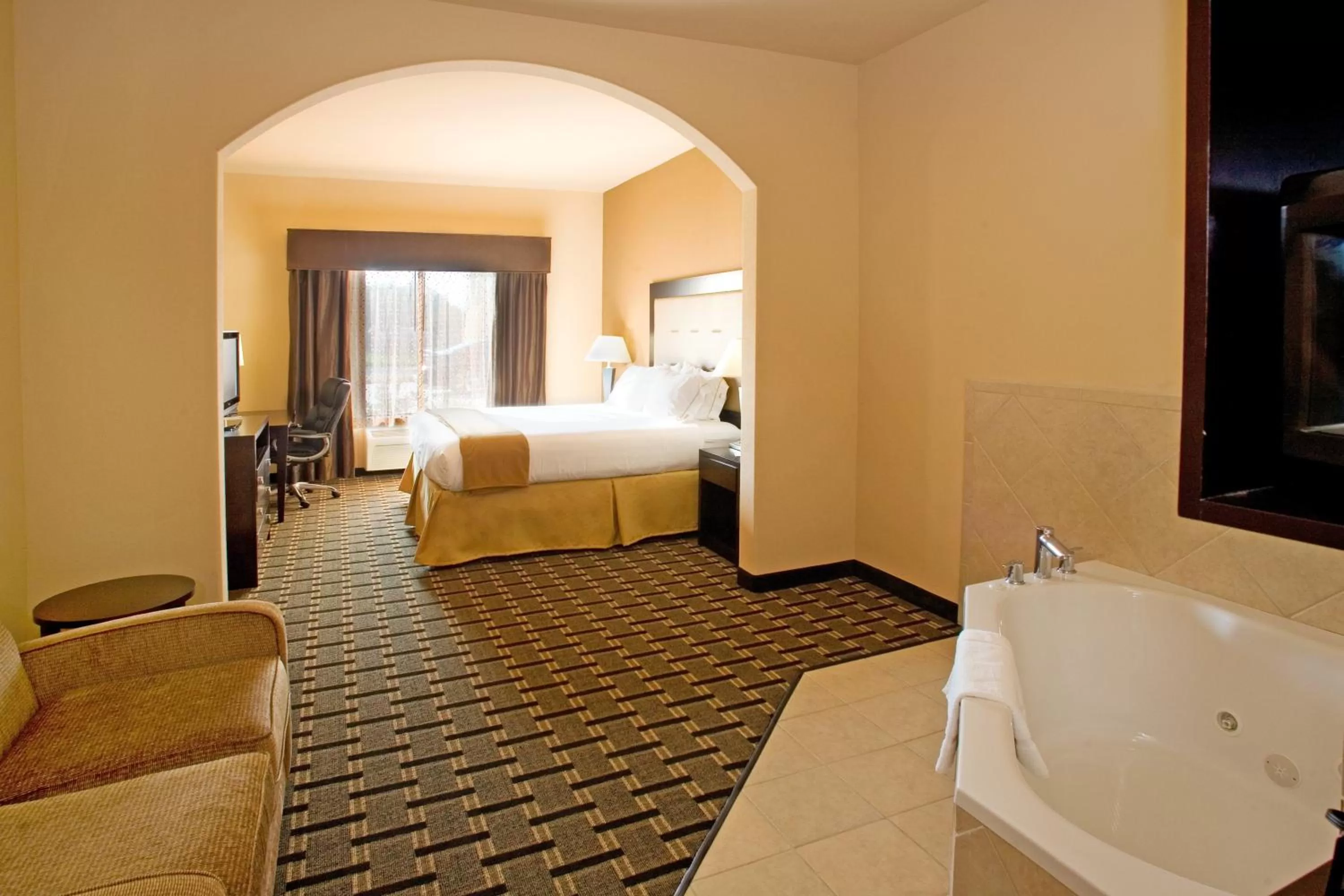 Photo of the whole room, Bed in Holiday Inn Express and Suites Beeville by IHG