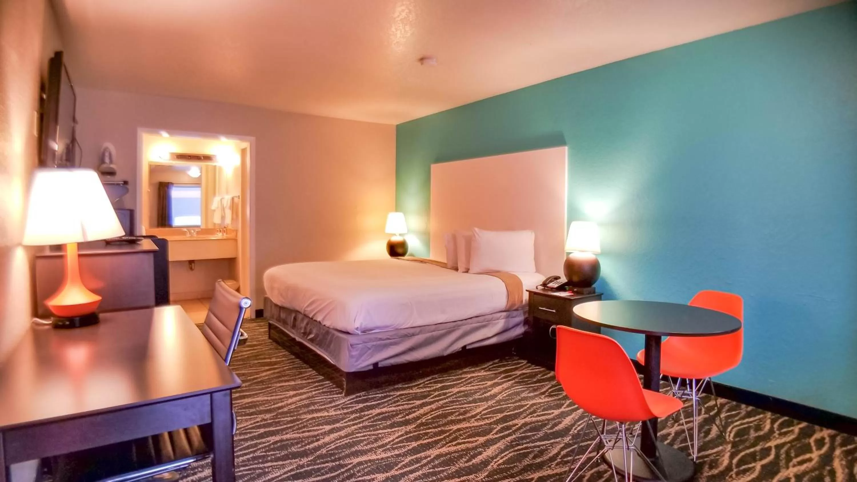 Photo of the whole room, Bed in Howard Johnson by Wyndham Houston Hobby Airport