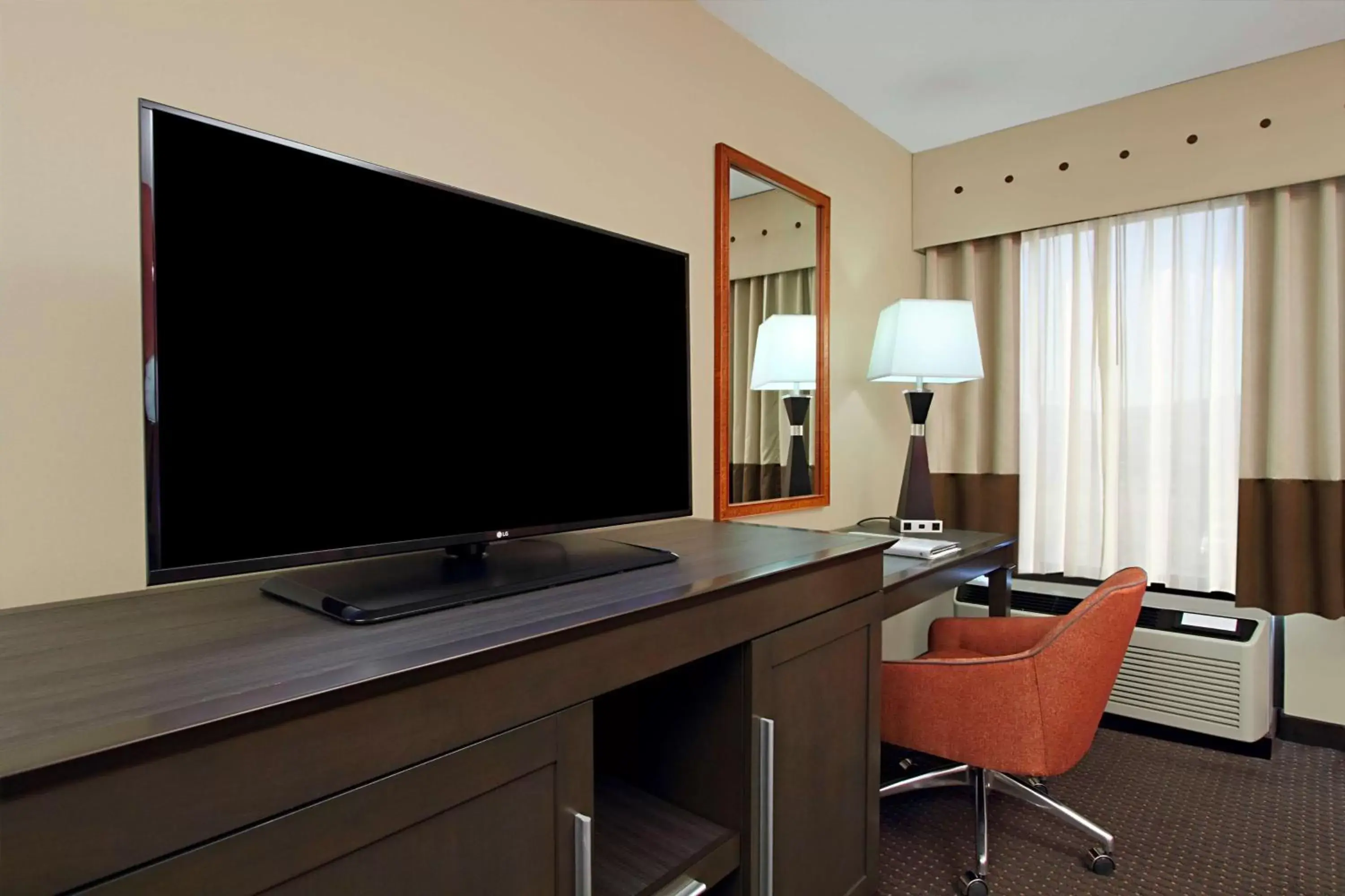 Bed, TV/Entertainment Center in Hampton Inn Columbus-International Airport