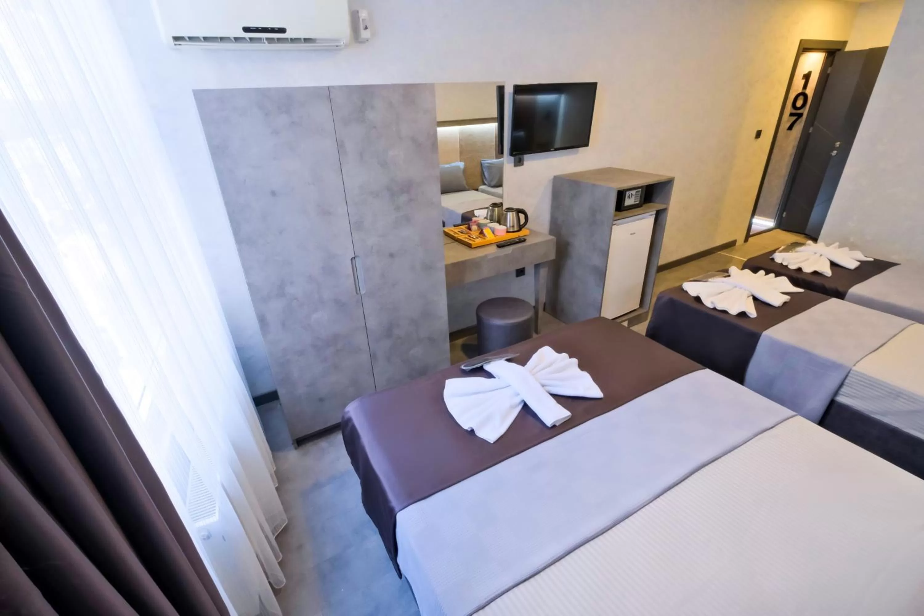 Photo of the whole room, Bed in The Queen Hotel