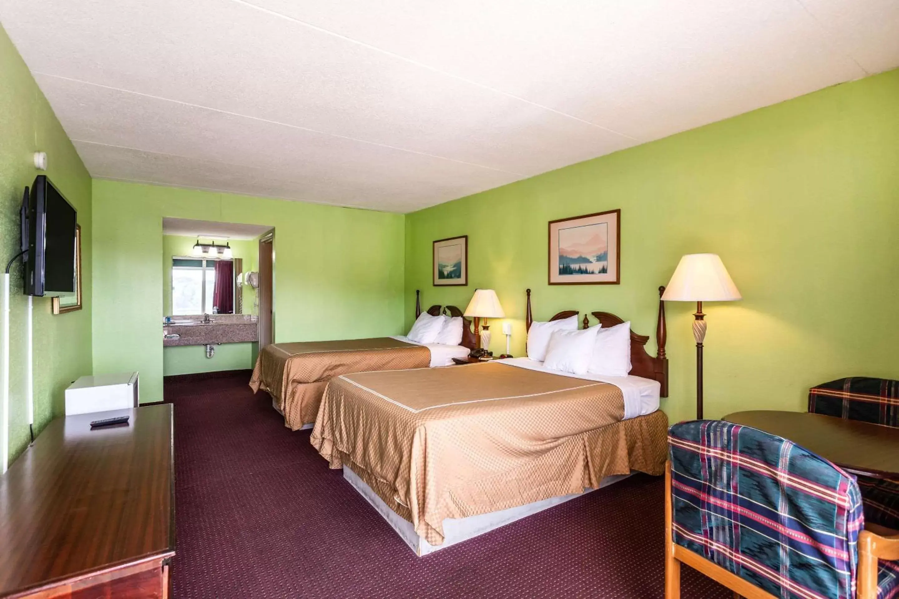 Photo of the whole room, Bed in Rodeway Inn Renfro Valley