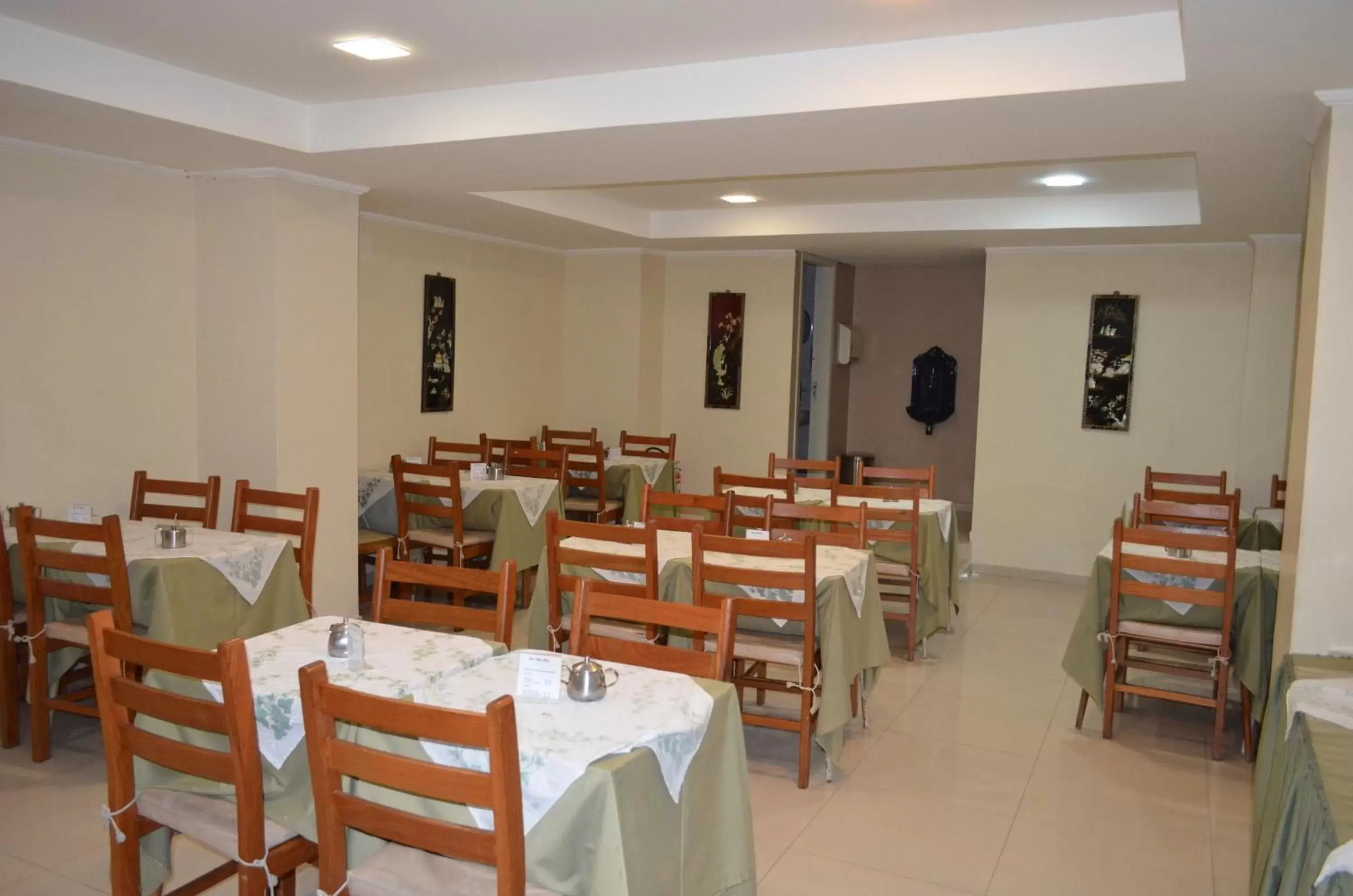 Restaurant/places to eat in Lux Hotel Restaurant/places to eat in Lux Hotel