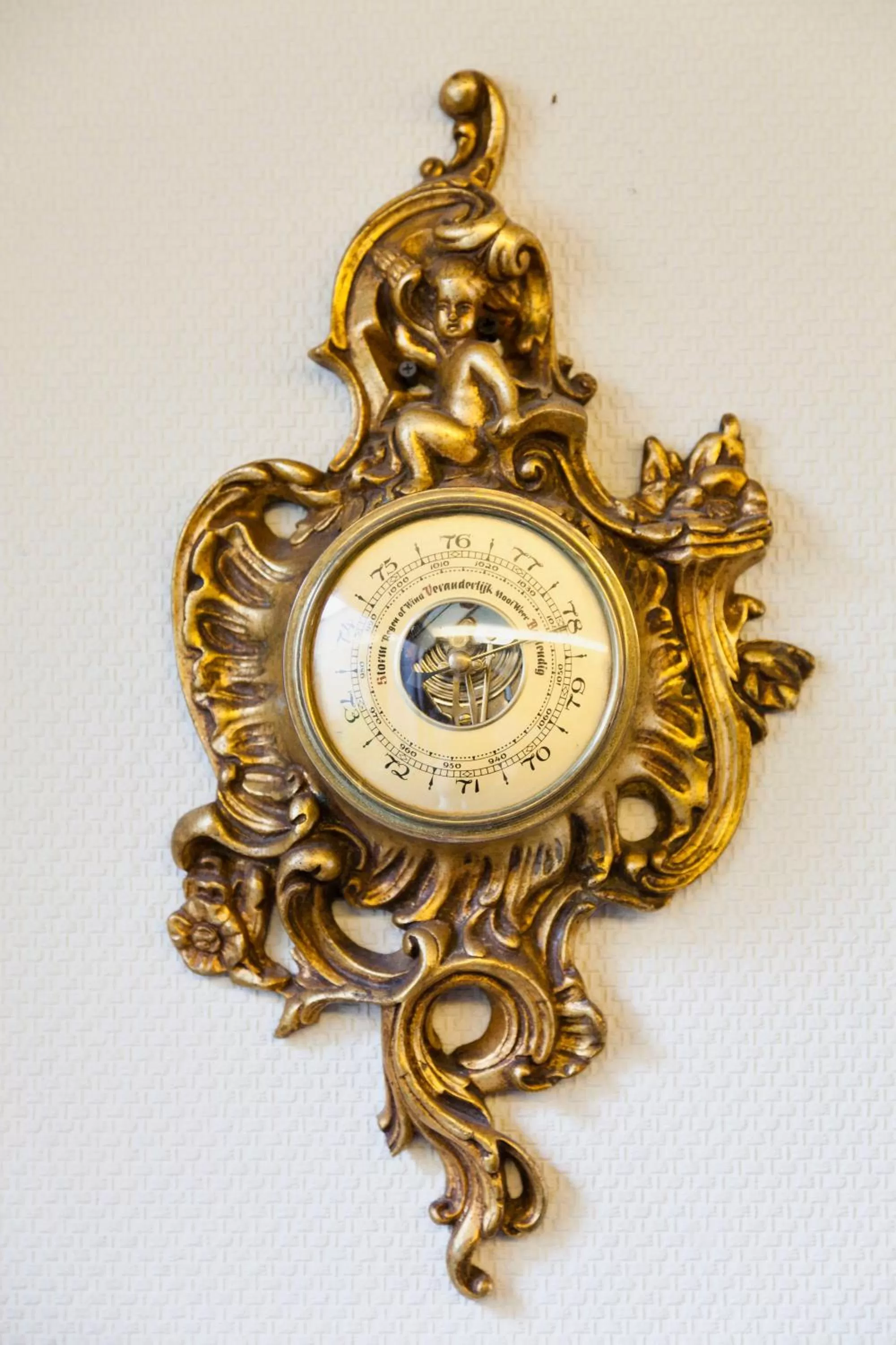 Decorative detail in Hotel Diamonds and Pearls