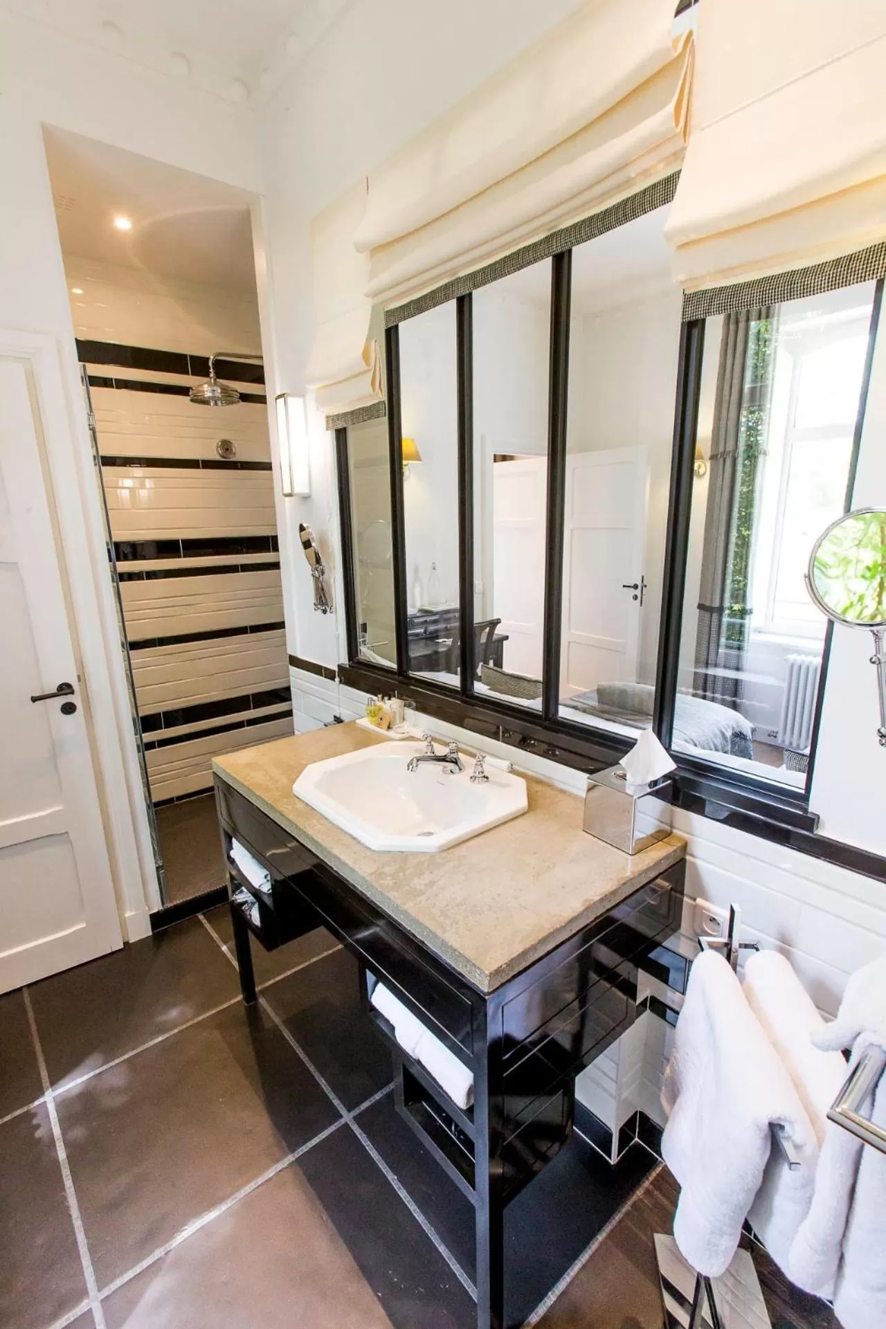 Bathroom, Bed in Le Clos de Grâce