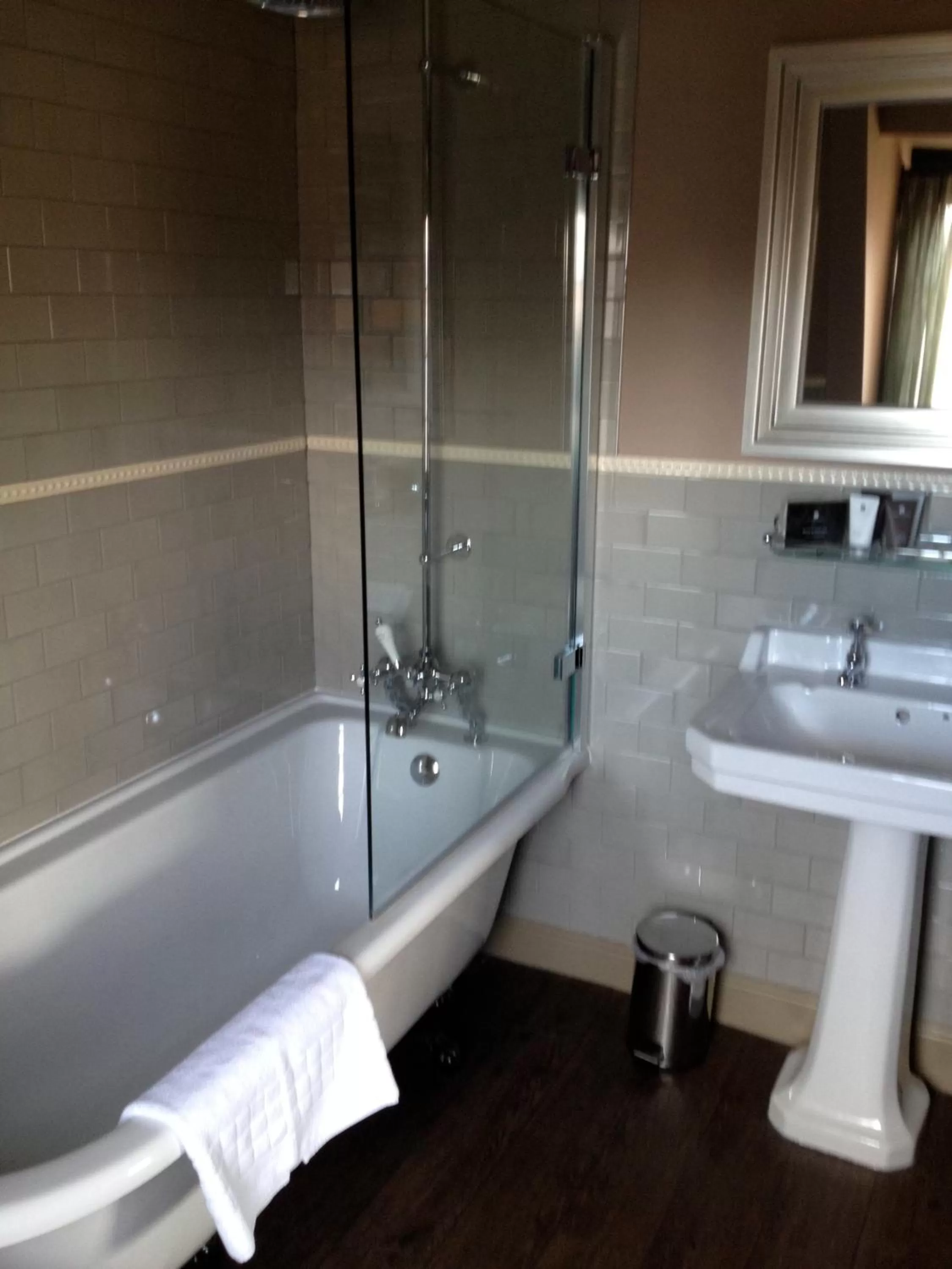 Bathroom in The Crown And Thistle, Abingdon