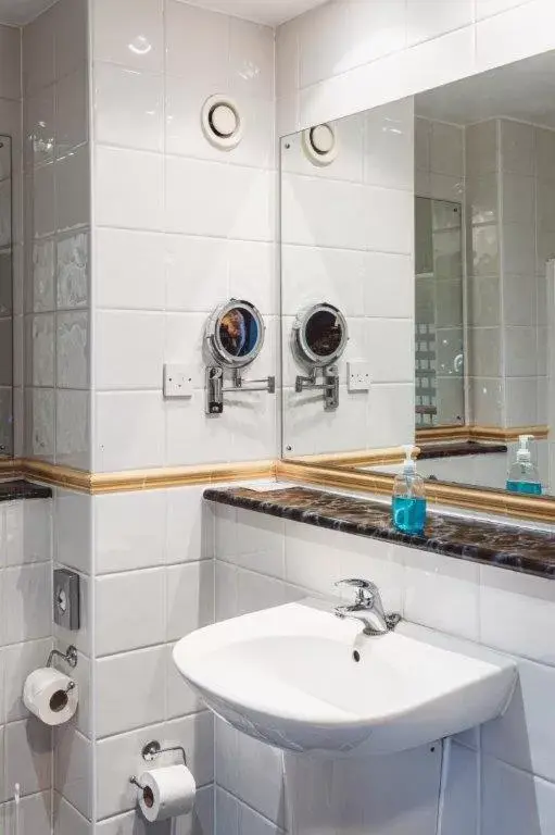 Bathroom in Warwickshire Park Hotel