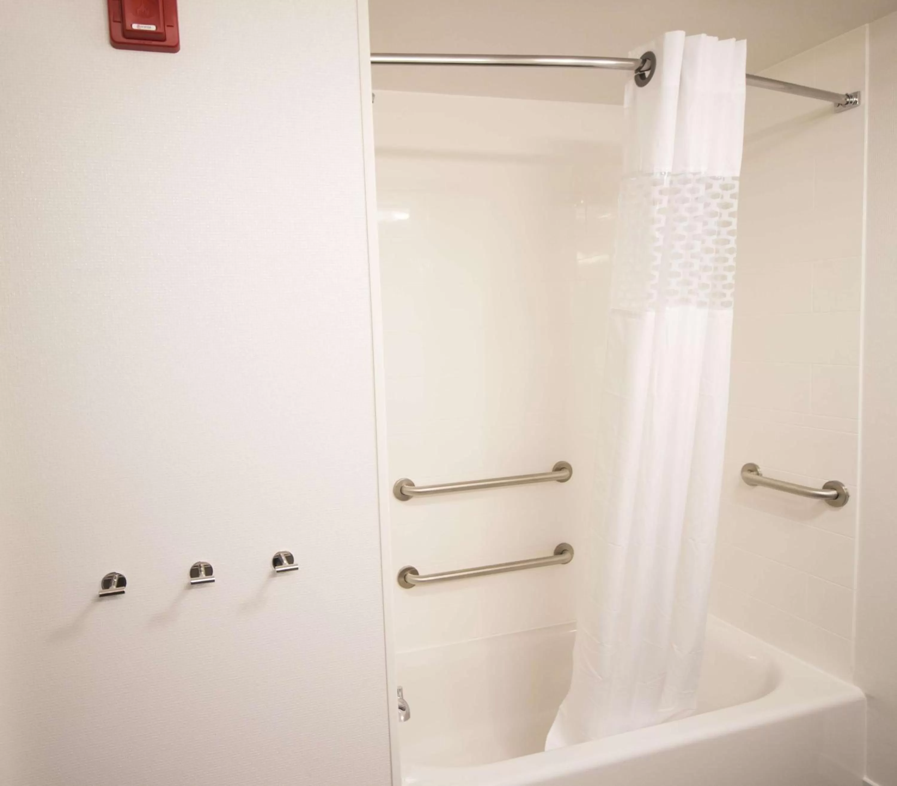 Bathroom in Hampton Inn Decatur, Mt. Zion, IL