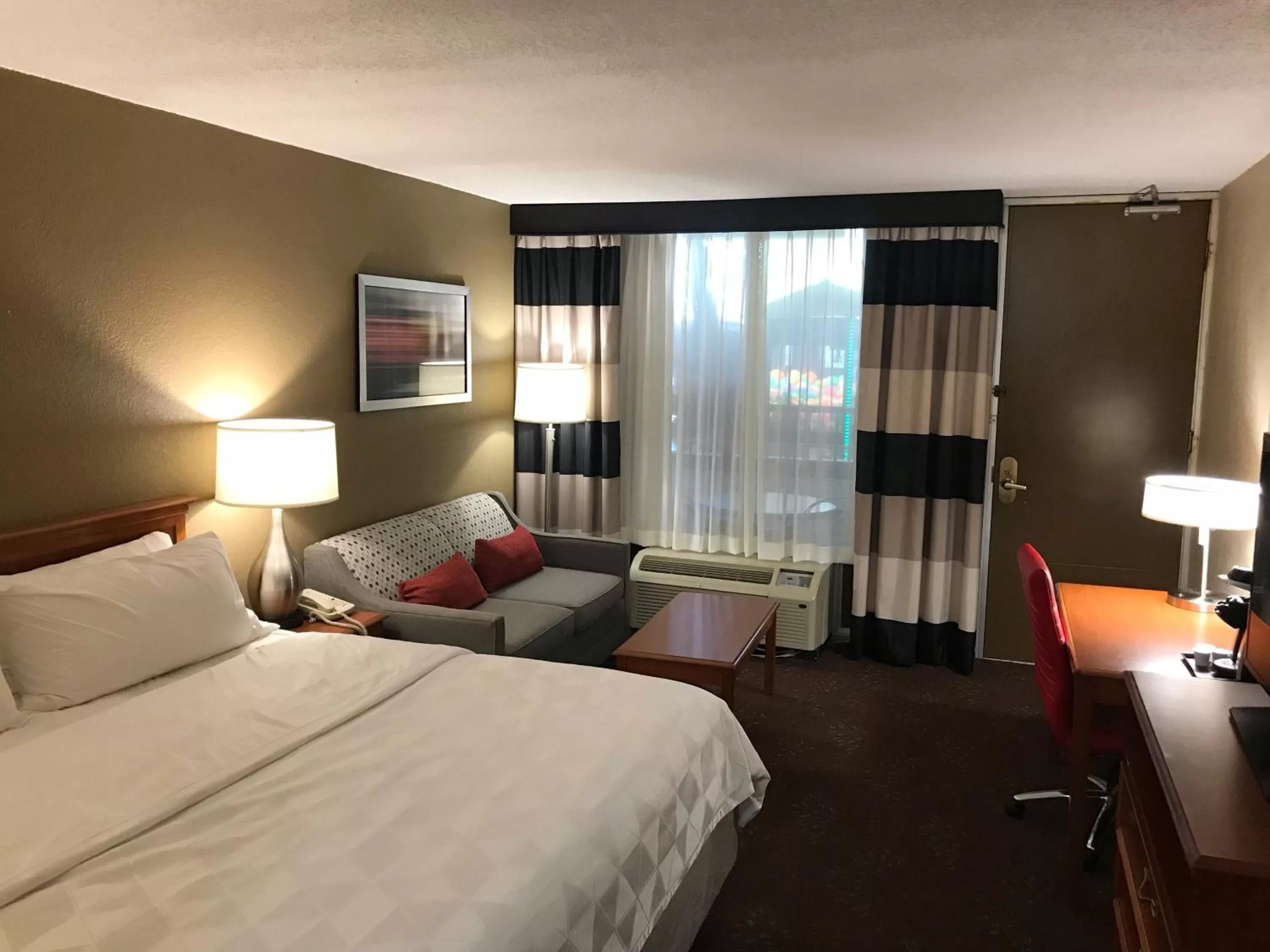 Photo of the whole room, Bed in Holiday Inn Alexandria by IHG