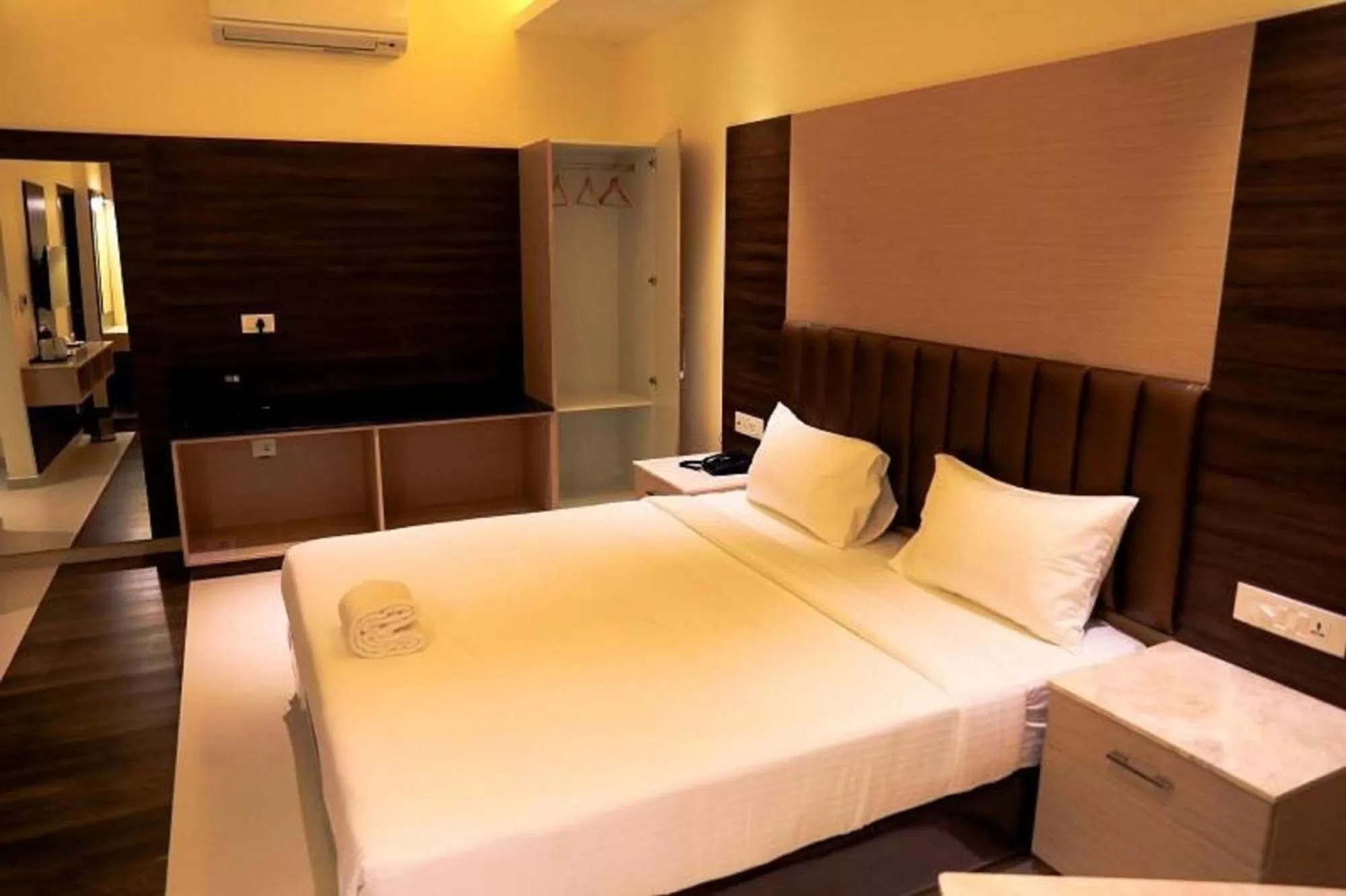 Photo of the whole room, Bed in Laya Regency