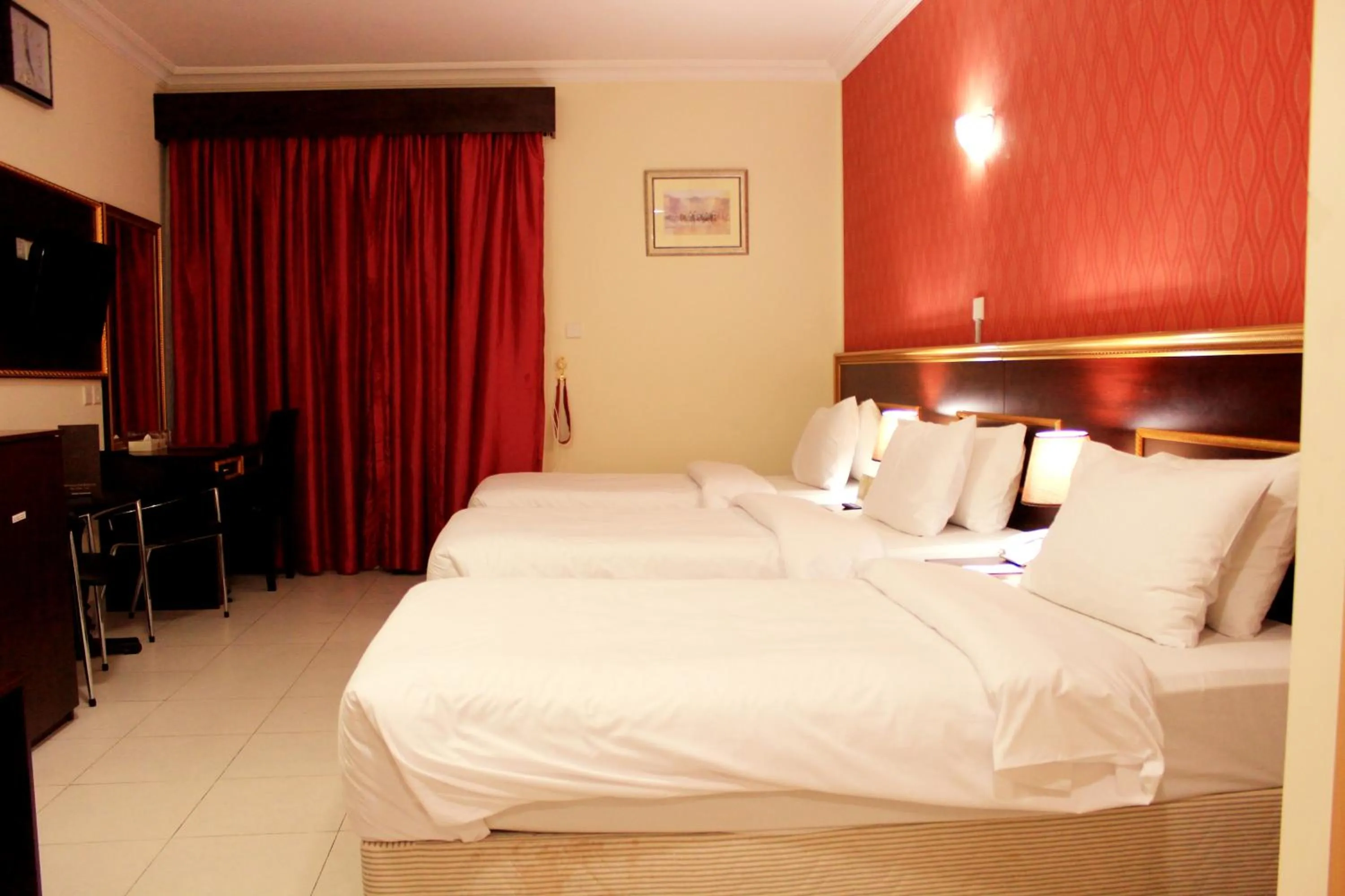 Bedroom, Bed in Montreal Naif Hotel