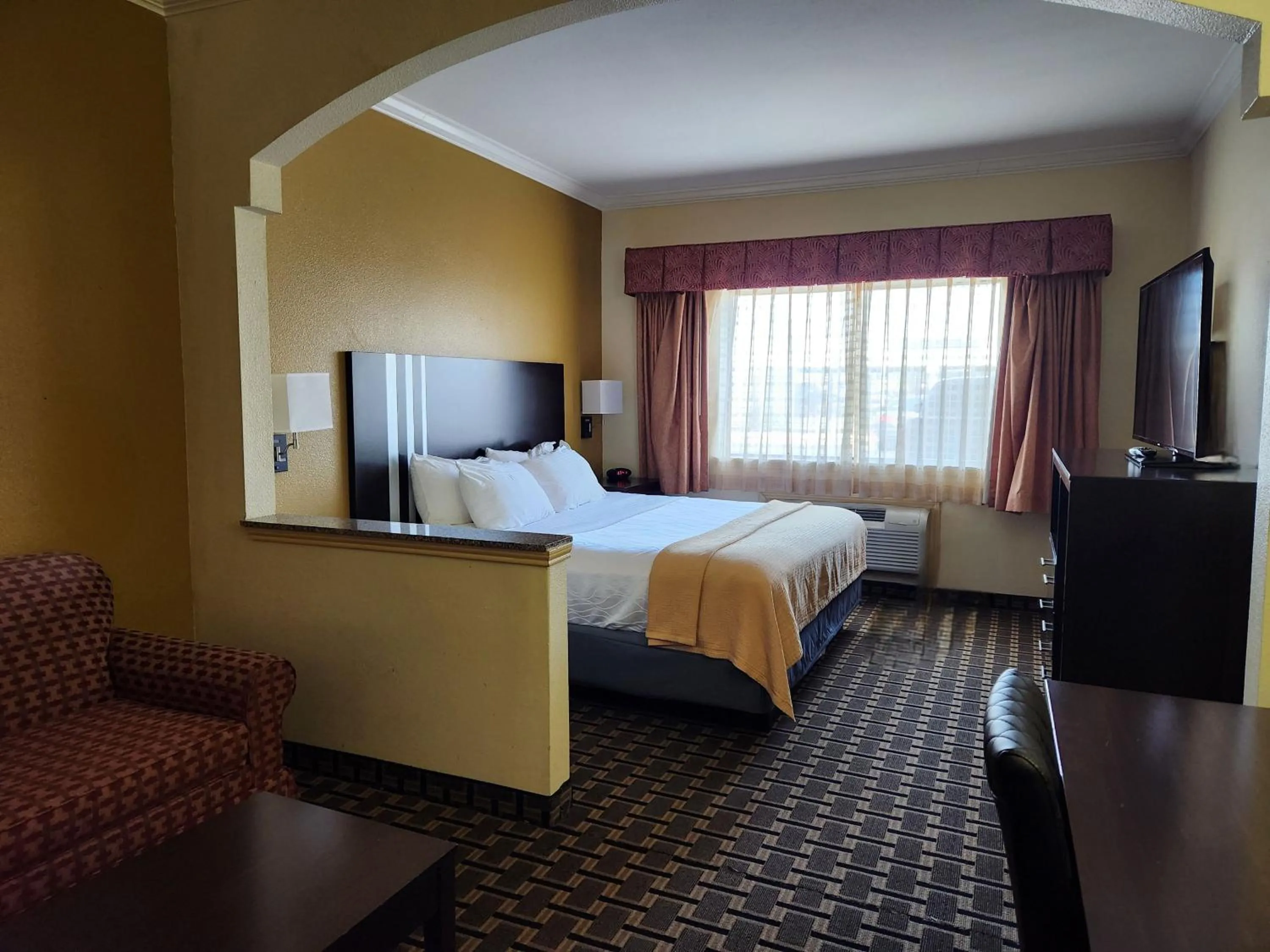Bedroom, Bed in Days Inn & Suites by Wyndham Sam Houston Tollway