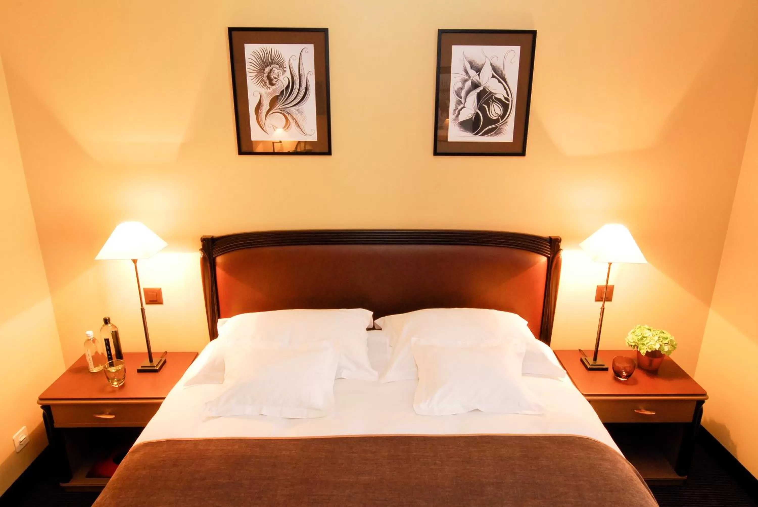 Bed in Hôtel Tiffany by Fassbind