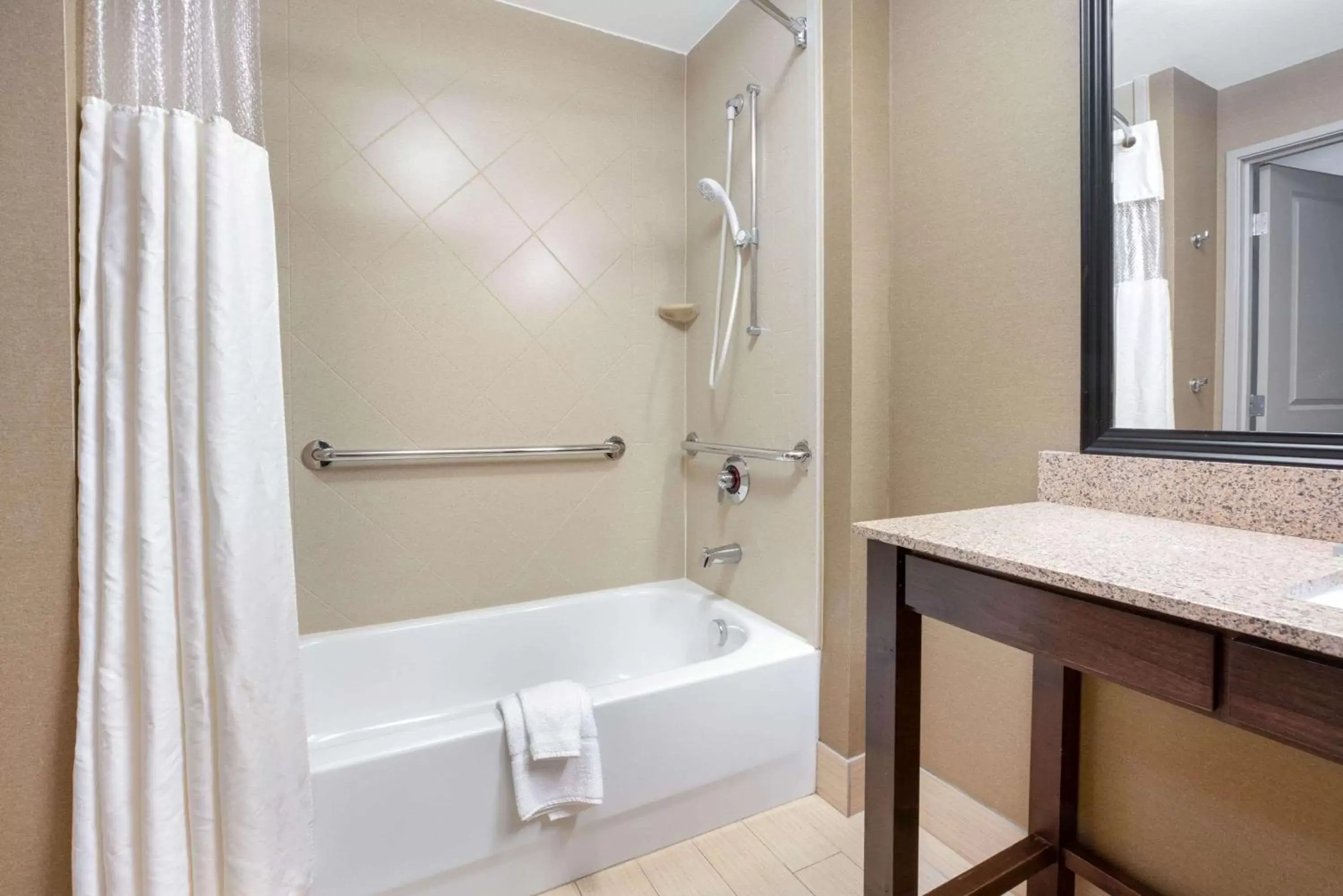 Bathroom in La Quinta by Wyndham Bellingham