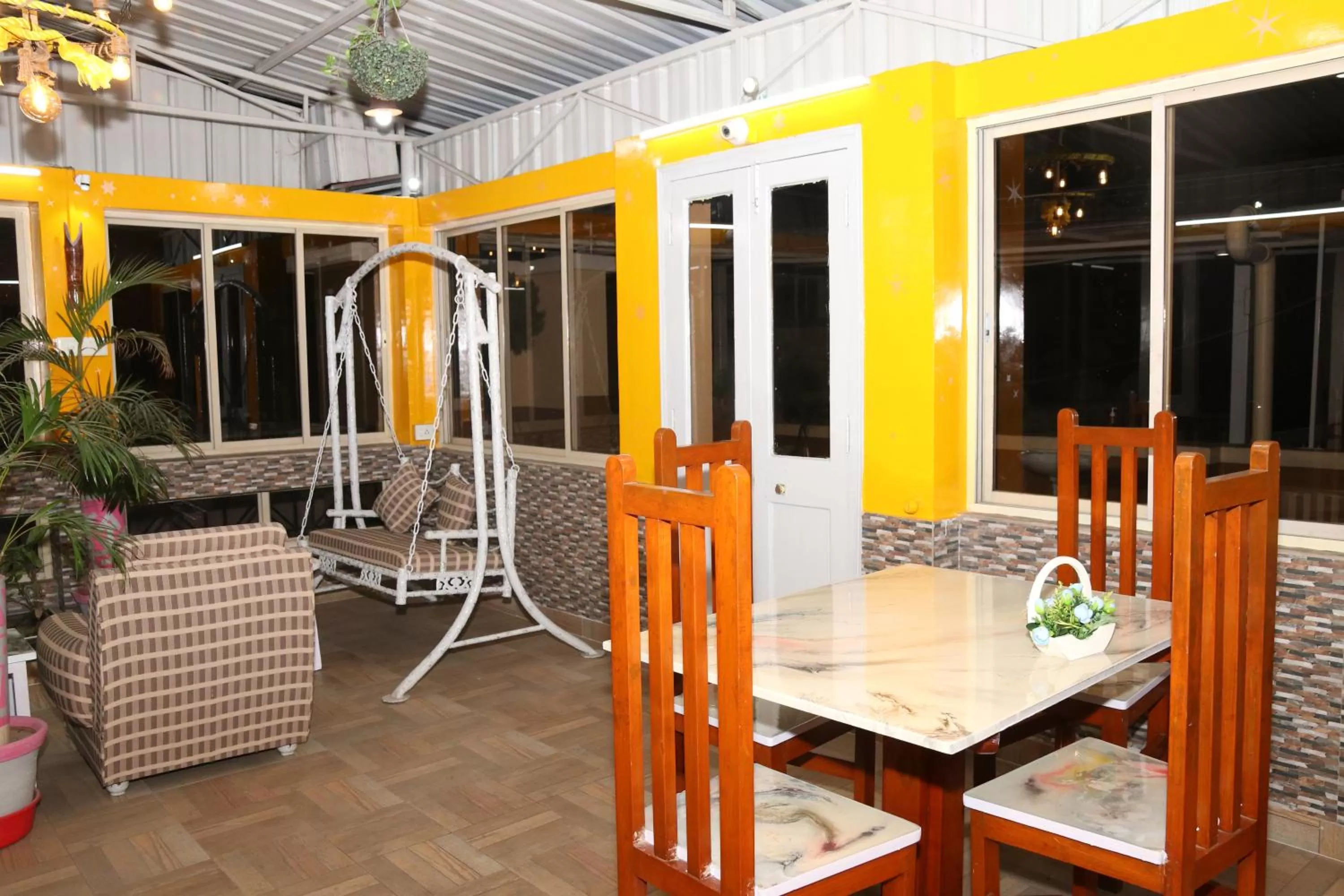 Restaurant/places to eat in The Elite Apartment Hotel