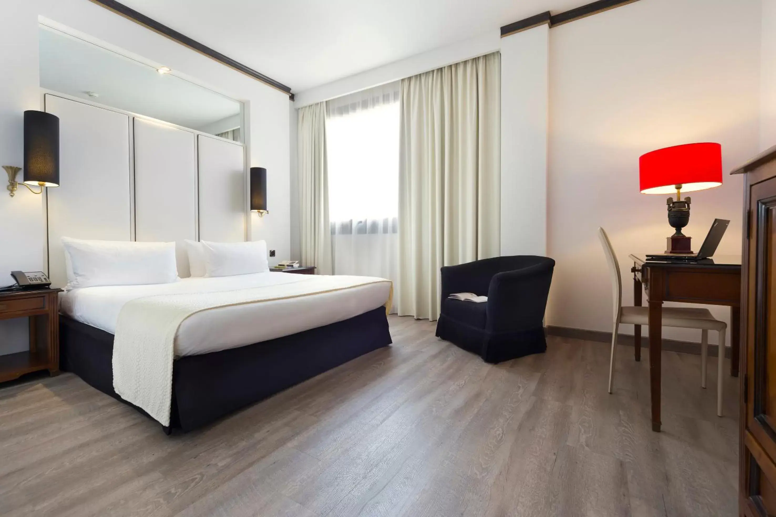 Photo of the whole room, Bed in Meliá Milano